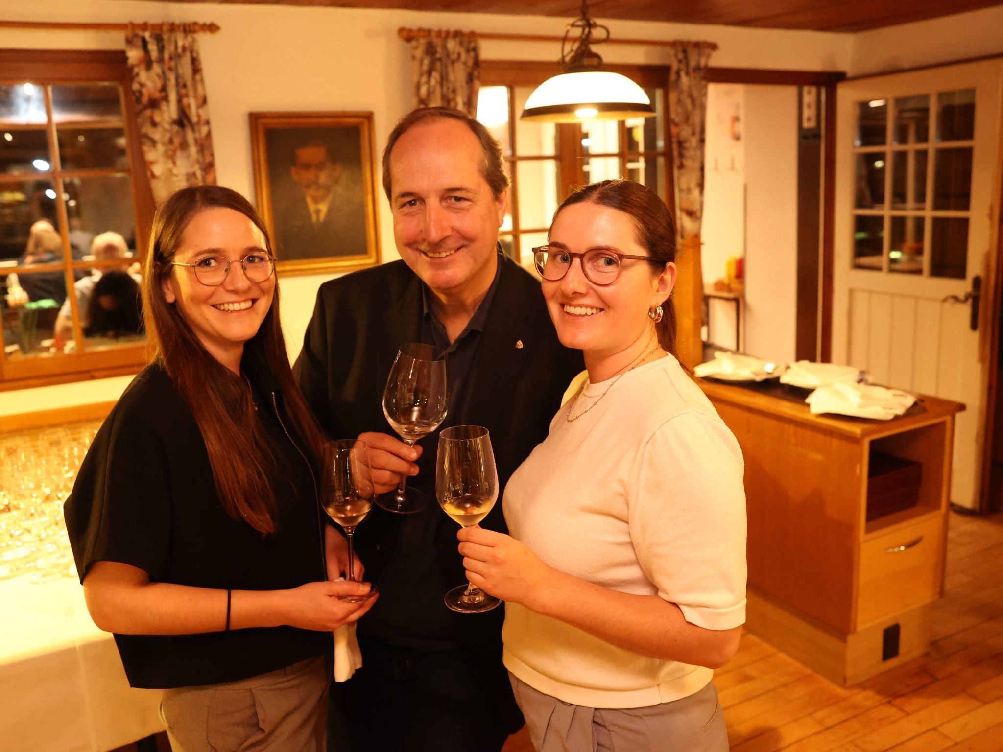 Weinsommeliere Lisa Wachter, Festivalgründer und -leiter Hannes Konzett, Lena Fitzek.