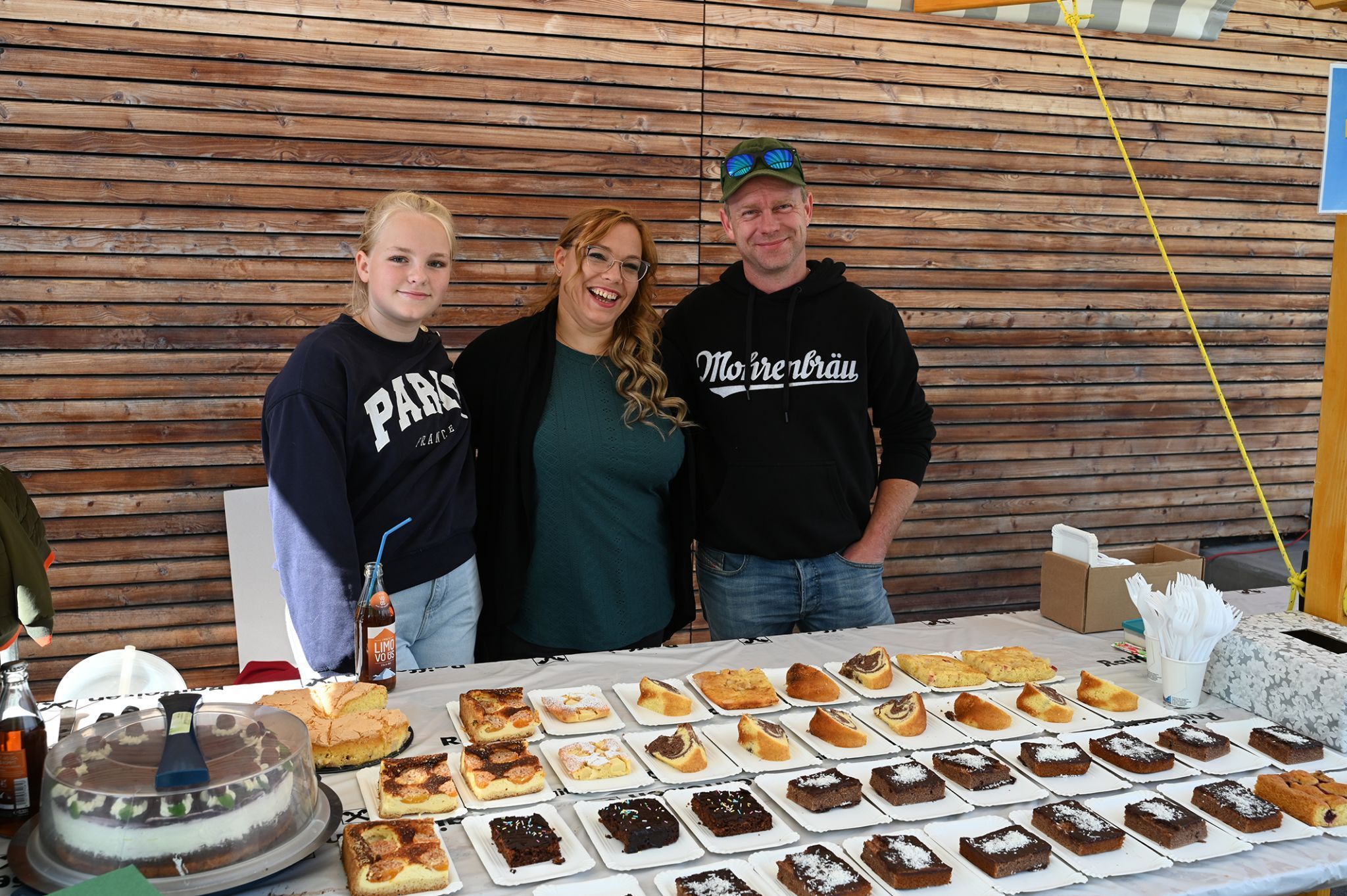 Emily, Anna und René Fisse betreuten den Kuchenstand.