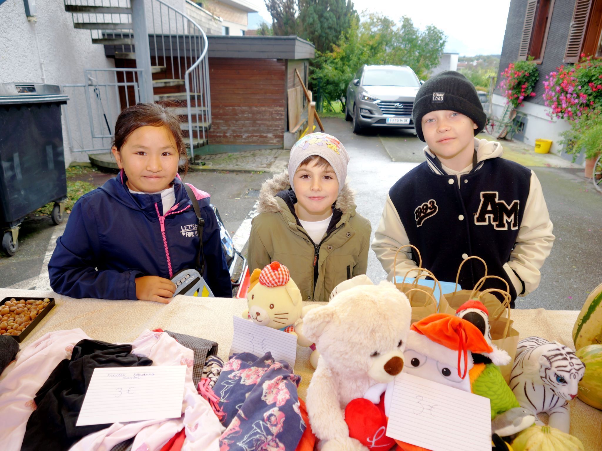 Siyu, Luca und Nikita boten Spielsachen und Kastanien feil.