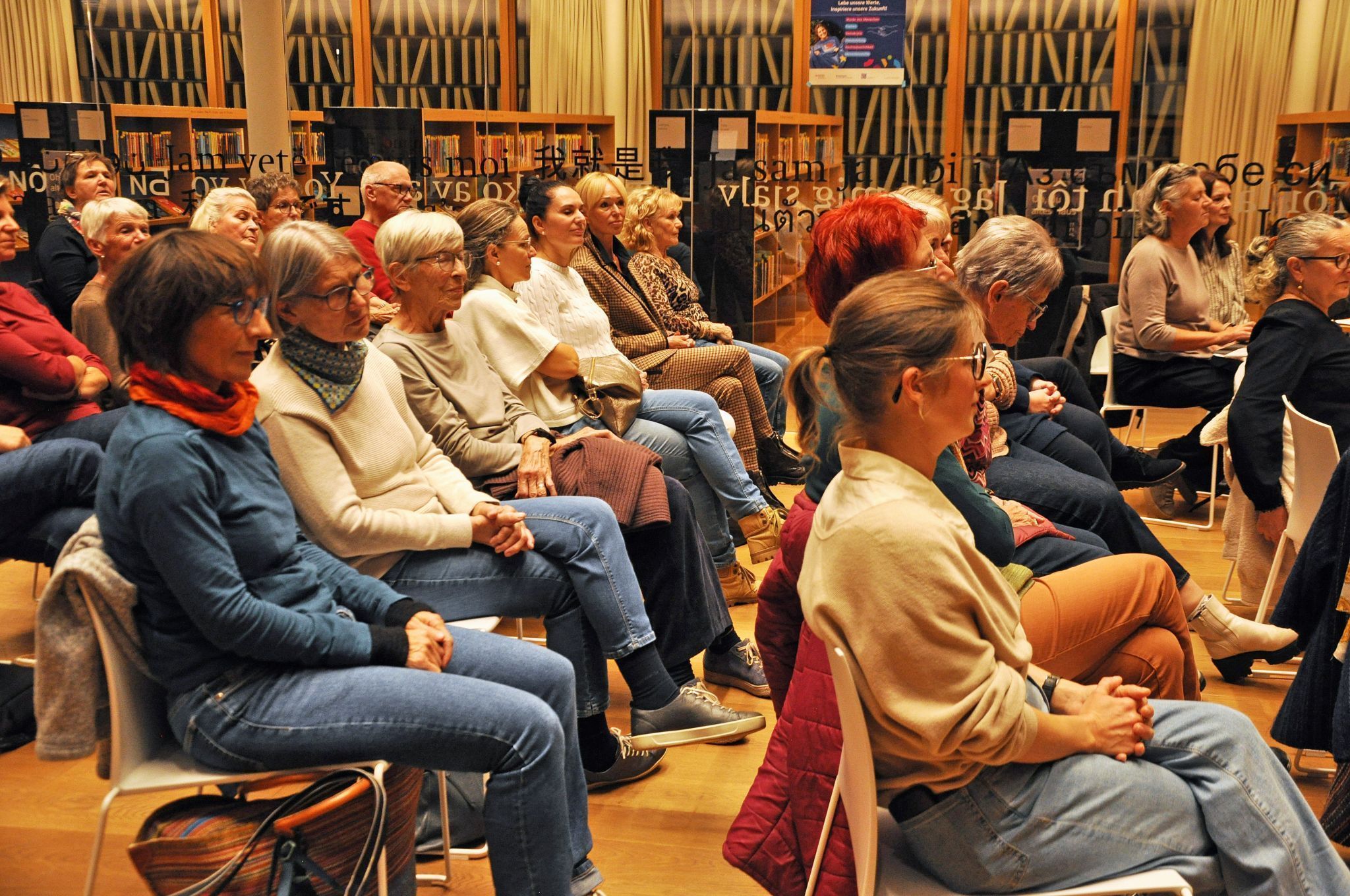 Viele Angehörige und Interessierte nutzten die Gelegenheit, Fragen zu stellen und sich aus erster Hand zu informieren.