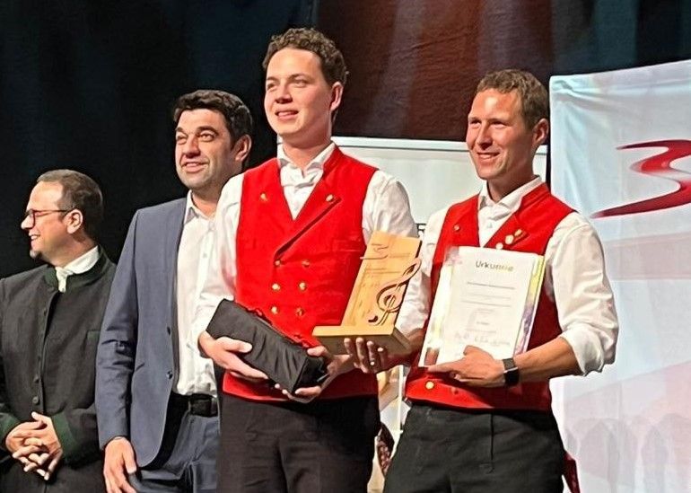 Obmann Manuel Dragaschnig und Kapellmeister Bernhard Vögel nahmen den Preis entgegen.  