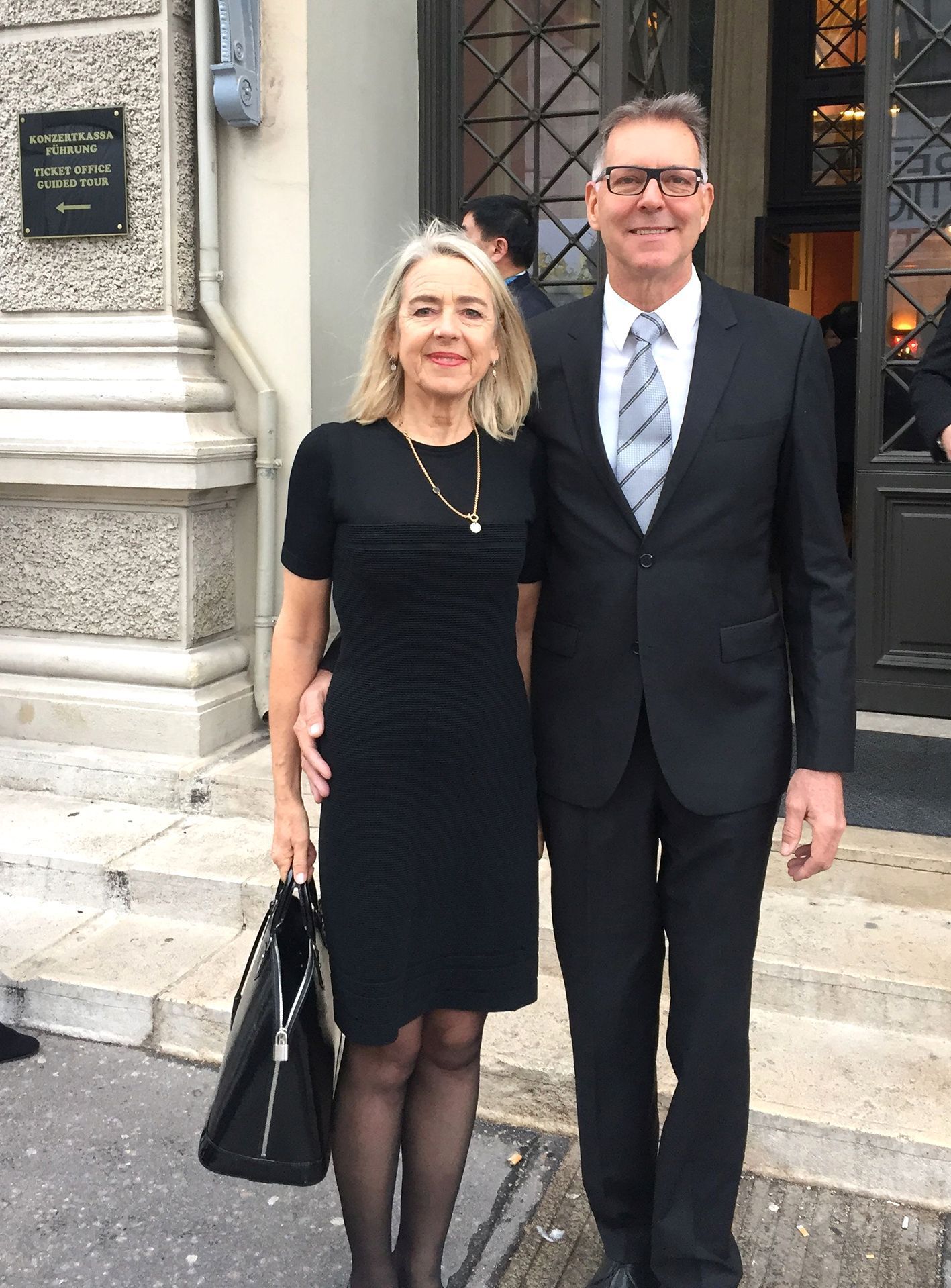 Mit seiner Gattin Anita pflegte er seine Begeisterung für Musik und Kultur.