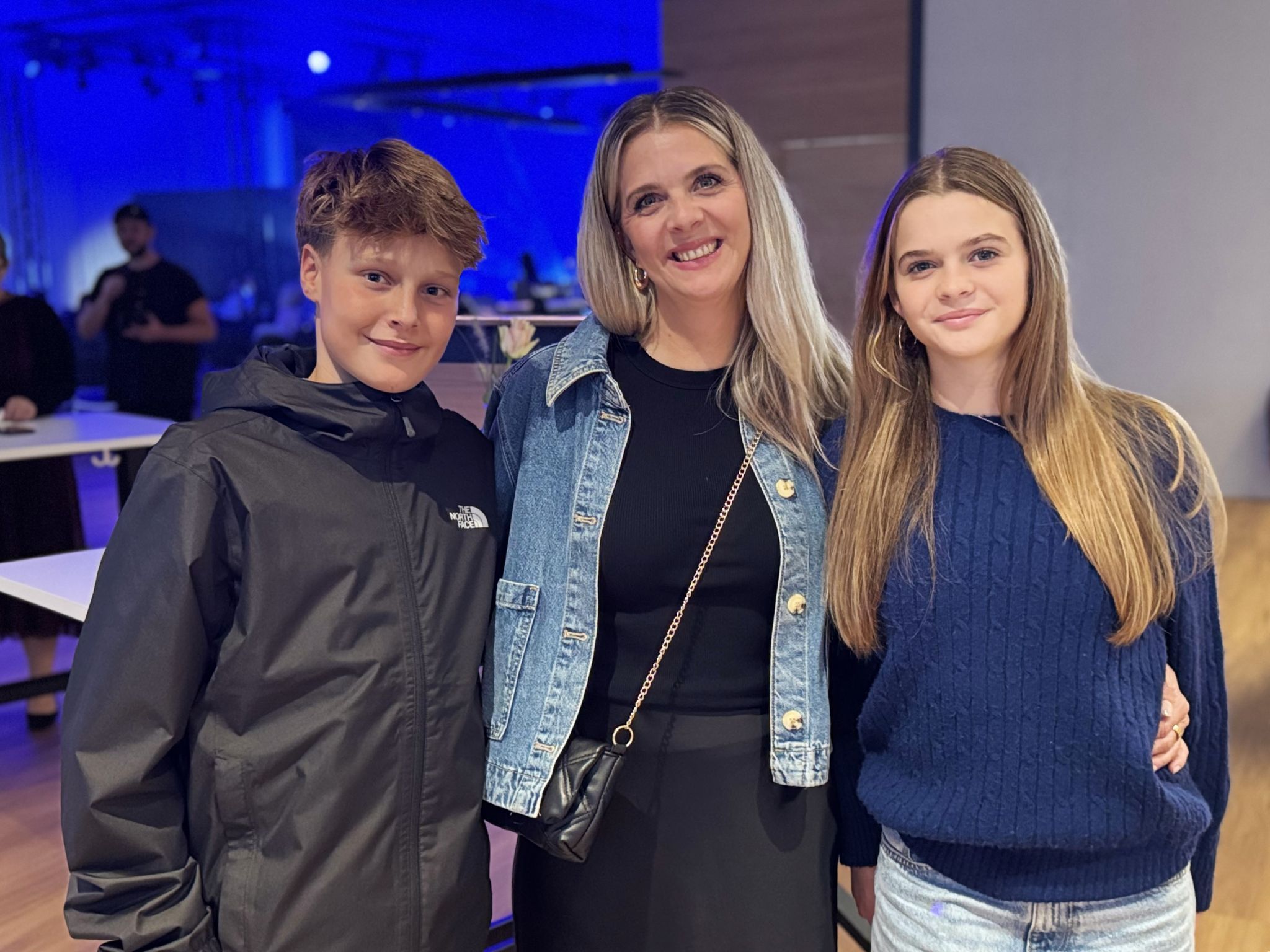 Bianca und Emma Gort (Landhausmode Lenz) mit Jakob Denz.