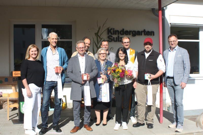 Bürgermeister Michael Schnetzer mit allen wichtigen Menschen der Sanierung vom KG Campus Sulz.