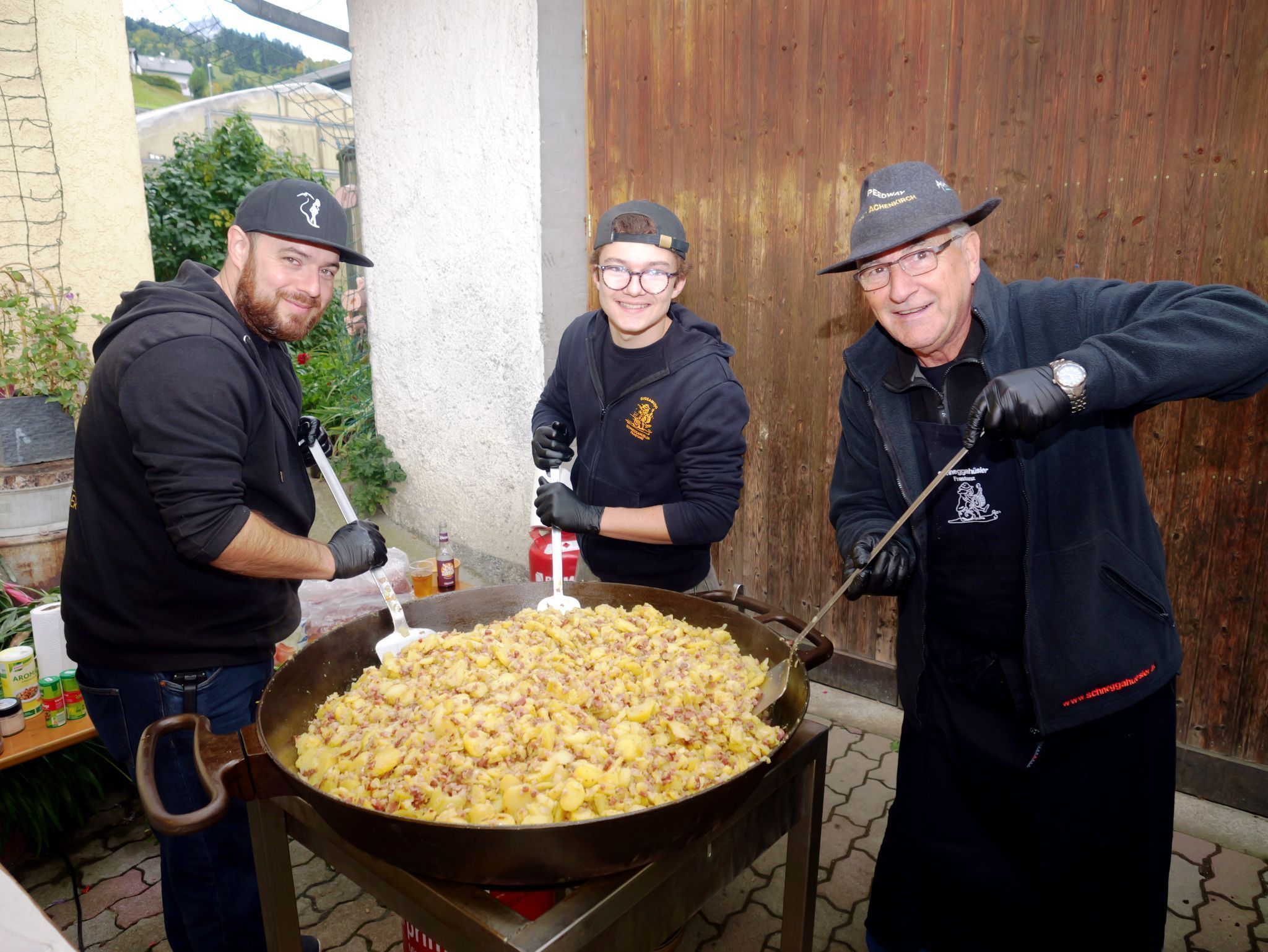 Die Schneggahüsler rührten die große Gröstl-Pfanne an.