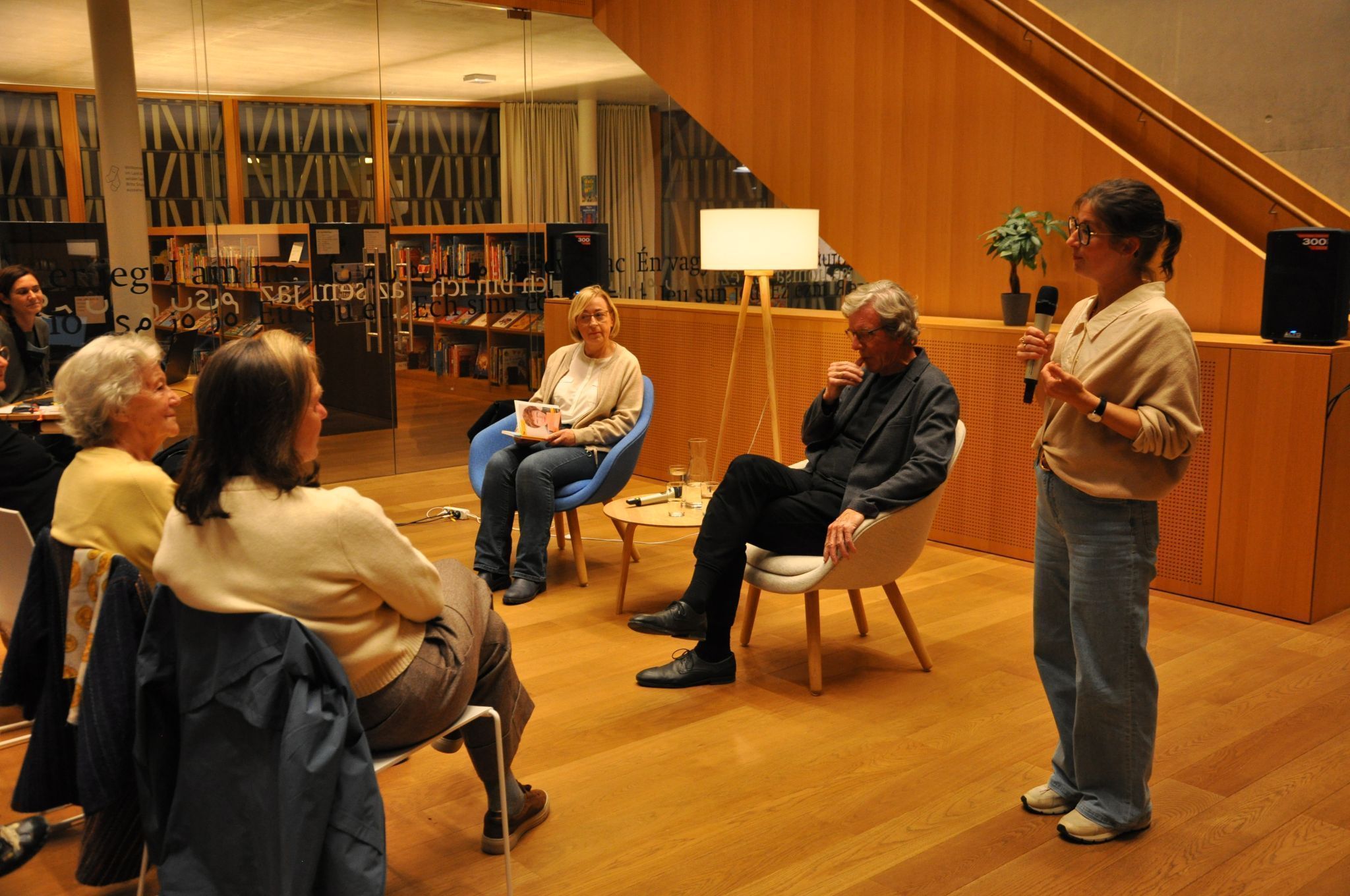 Stadtbibliotheksleiterin Johanna Baumgartner begrüßte Publikum und Referenten.