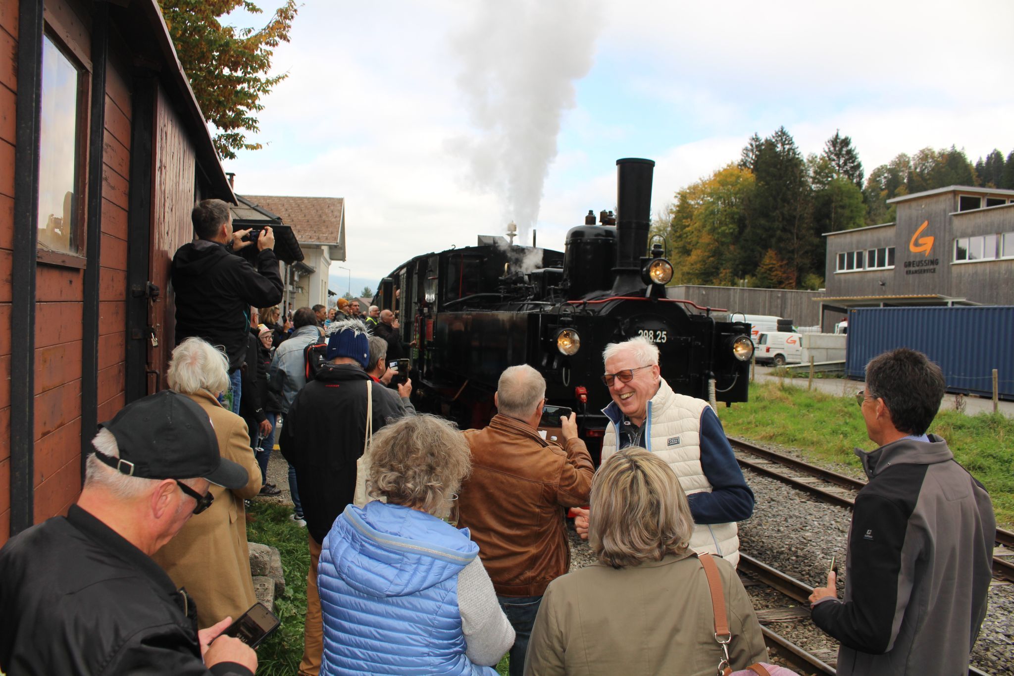 Gute Nachrichten für Bähnlefans: die Museumsbahn ist auch noch am 18. Oktober (ab Bezau um 10.45, 13.45 und 15.45 Uhr) sowie am 25. und 26. Oktober (ab Bezau um 10.45 und 13.45 Uhr) unterwegs.