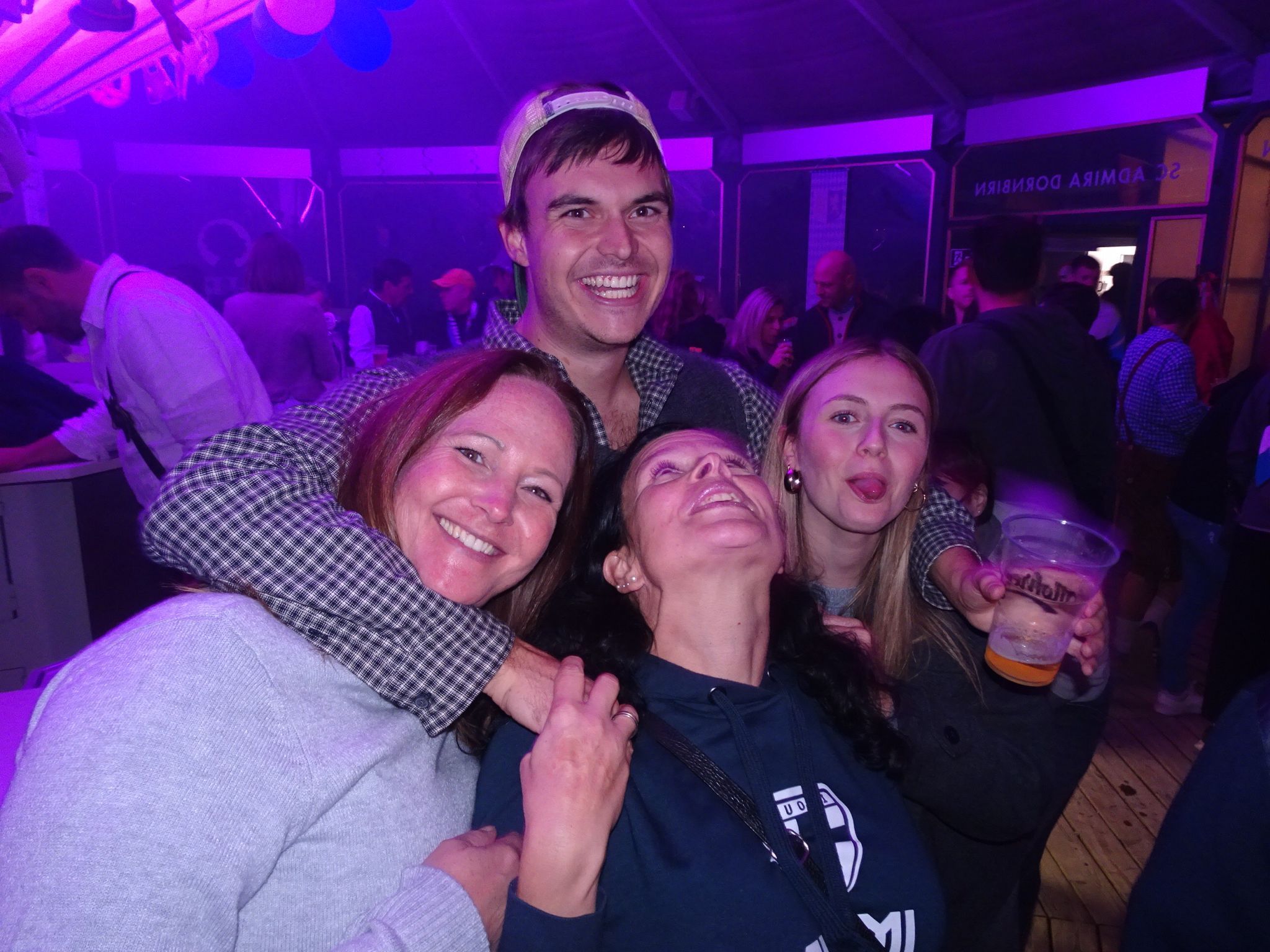 Maxi als Hahn im Korb bei der Admira-Wiesn. 