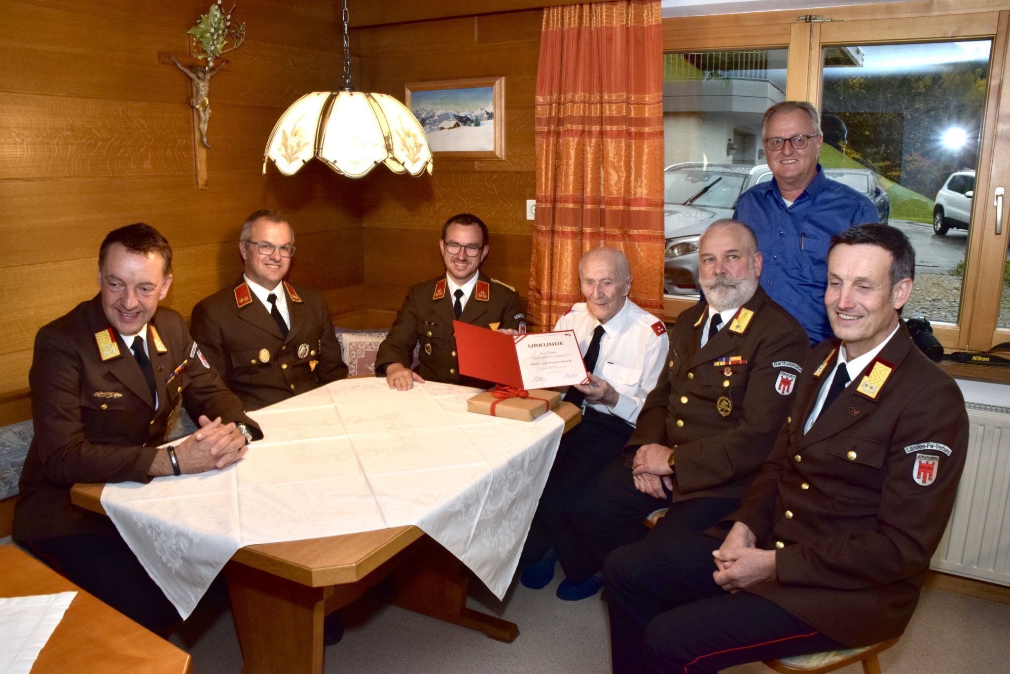 Bezirksfeuerwehrinspektor Karlheinz Beiter, Christian Battlogg, Feuerwehrkommandant Thomas Batlogg, Jubilar Martin Zudrell, Alexander Loretz (ehem. Kommandant), Landesfeuerwehrinspektor Herbert Österle, im Hintergrund Bgm. Martin Vallaster.