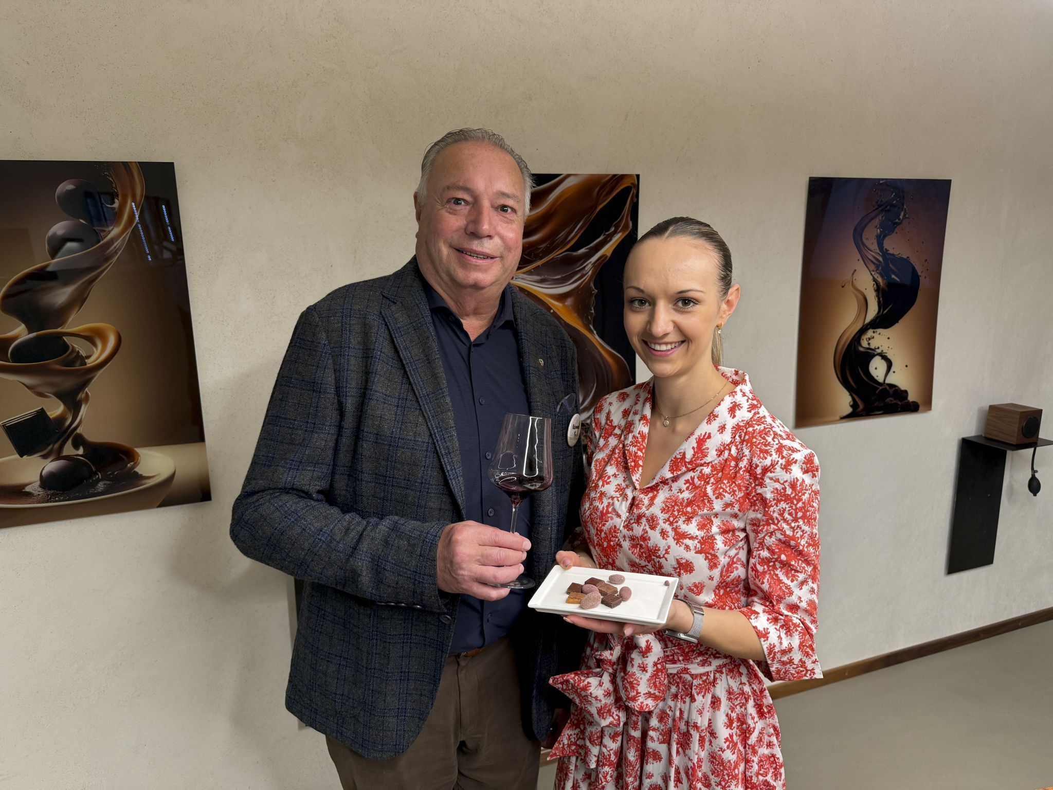 Raimund Mennel und Livia Züst mit edlem Wein und zarter Schokolade
