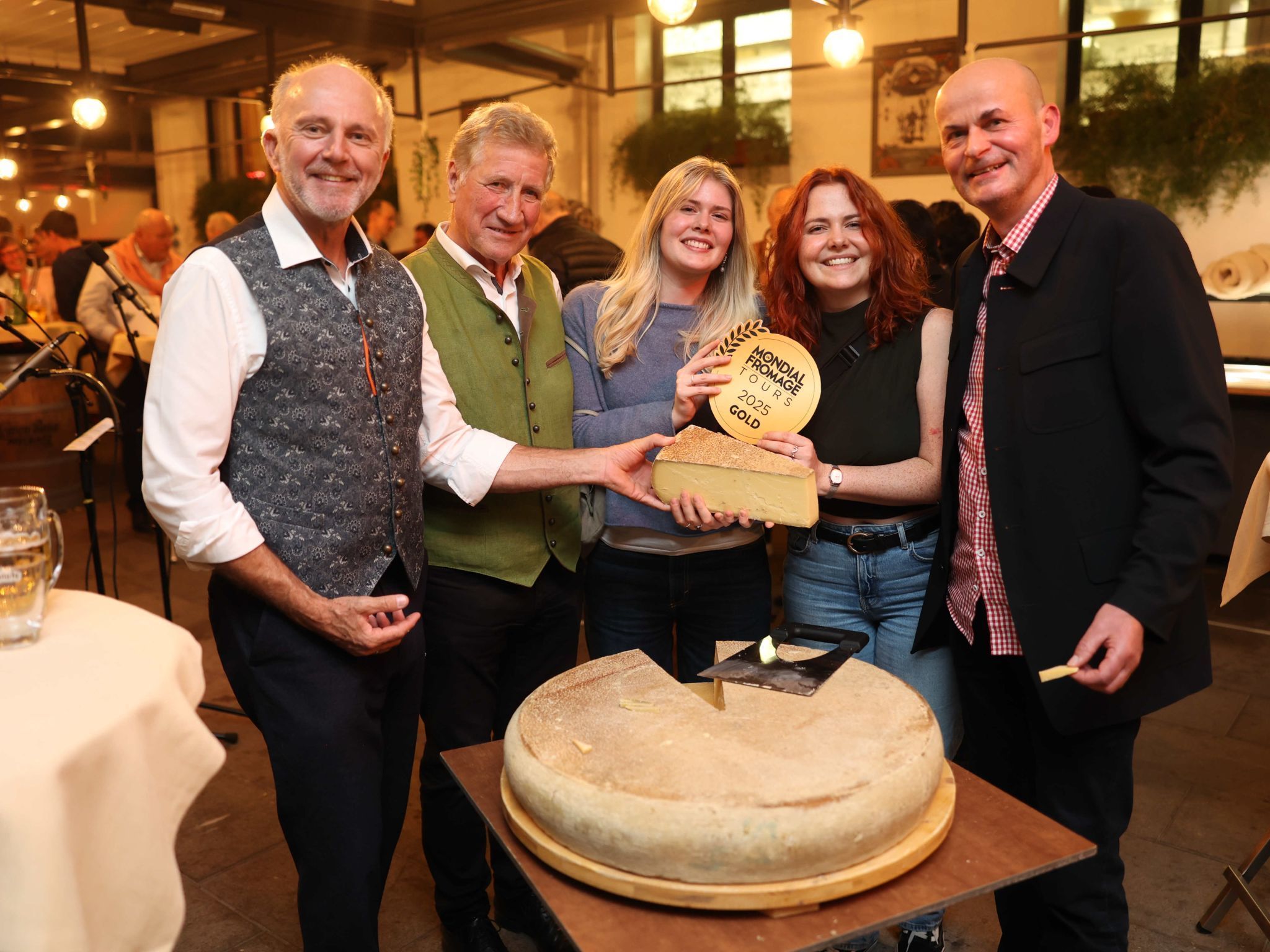 Die LR a.D. Sepp Eisl, Erich Schwärzler, Caspars Töchter Gloria und Leonie, Spitzensenner und Jubilar Caspar Greber.