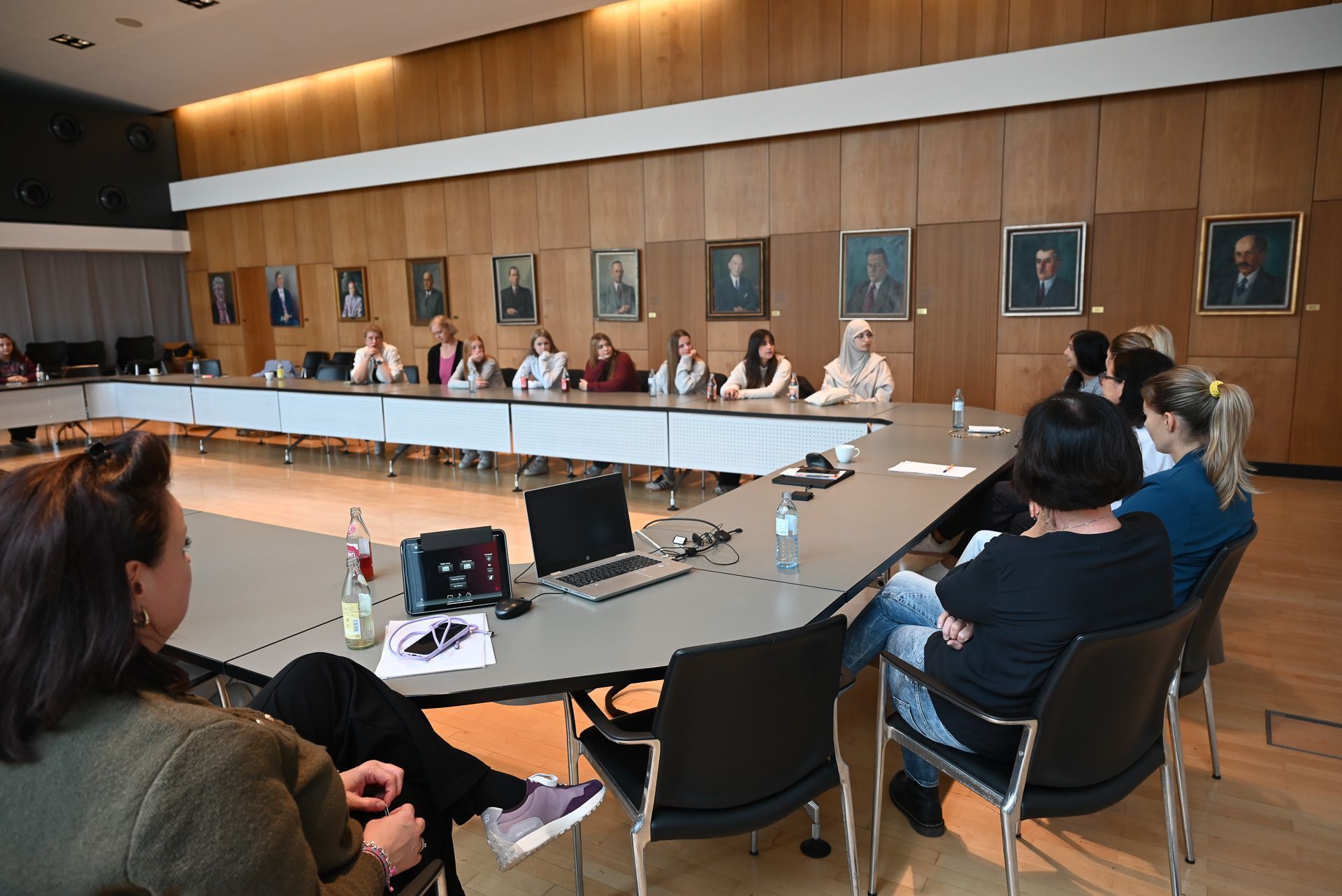 22 Mädchen blickten im Zuge von Girls in politics hinter die Kulissen im Rathaus.