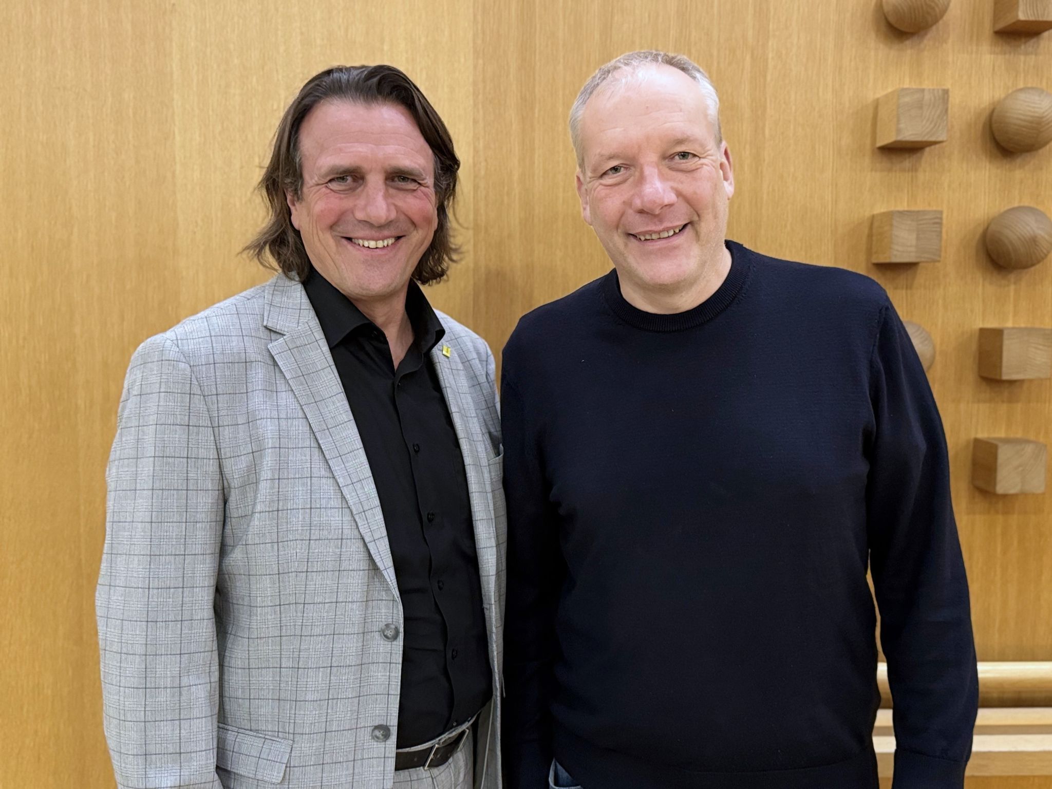 Bürgermeister Gert Hölzl (Koblach) und Kabarettist Stefan Vögel.