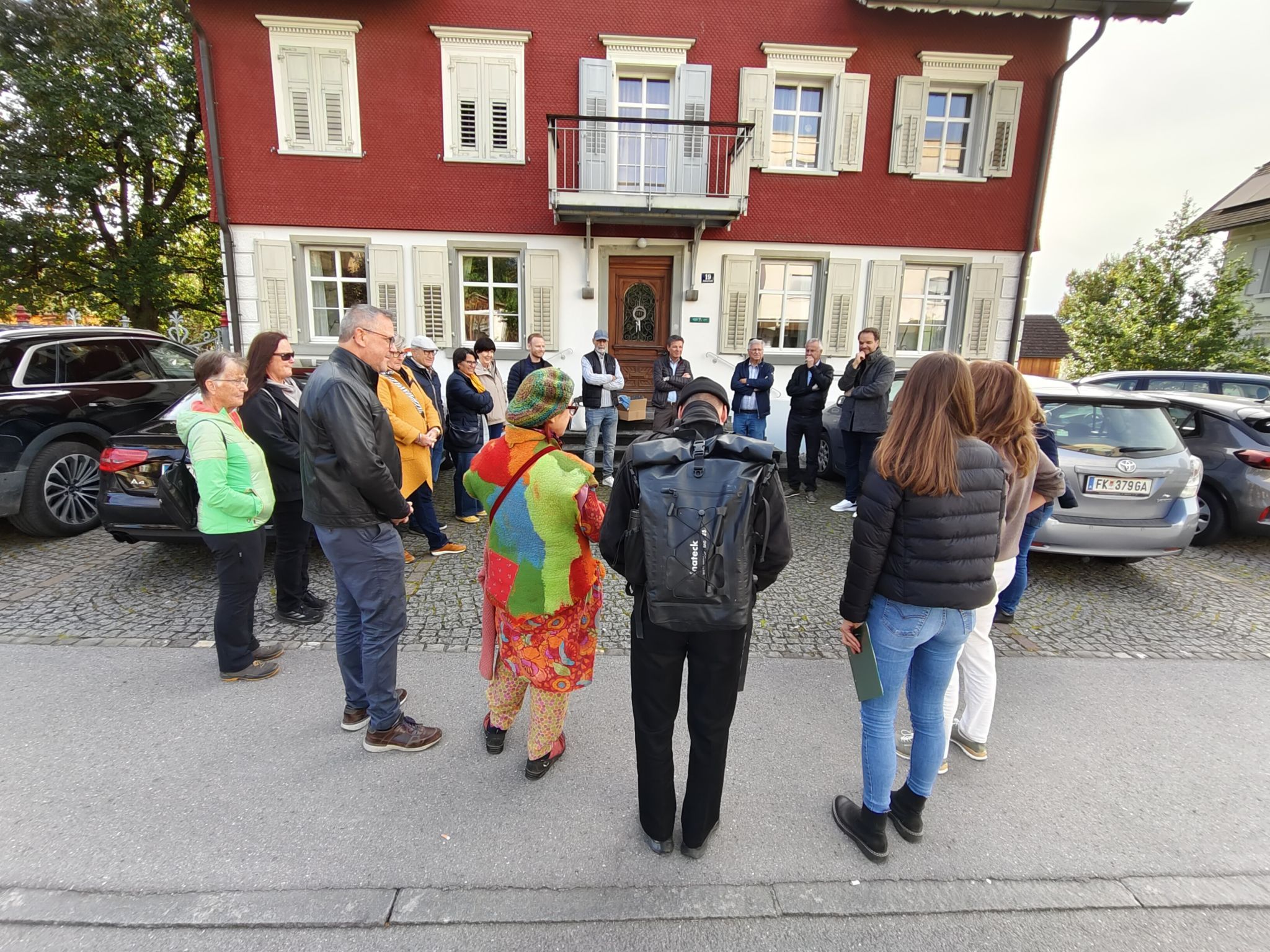 Wissbegierige Zuhörerinnen und Zuhörer beim Startpunkt der Vorderland-Tour.