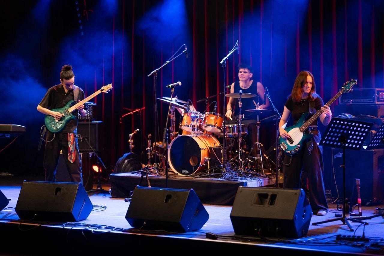 Band Rotoscope holt God.Alexandra Serra