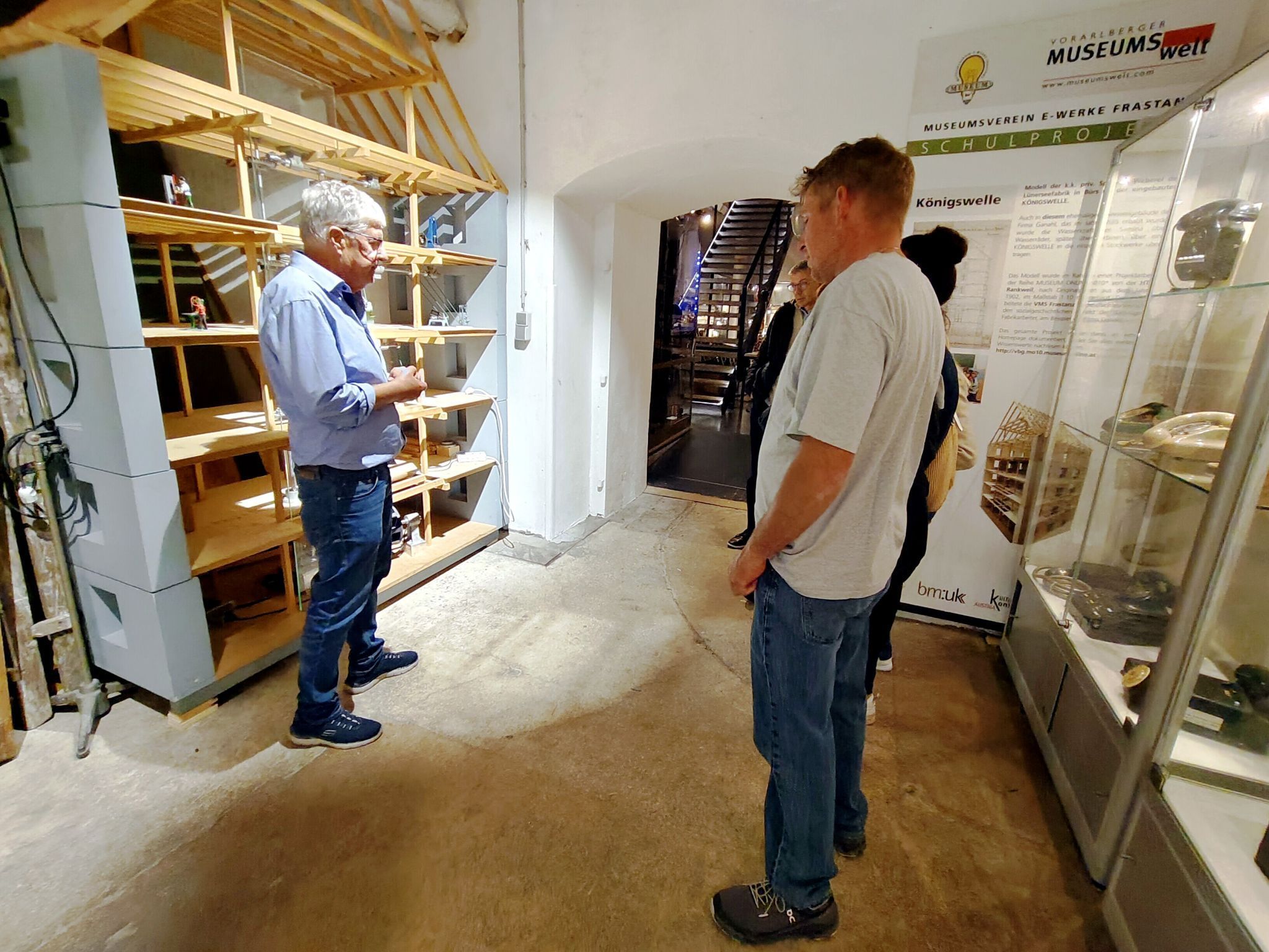 Vor dem Anschauungsobjekt der Königswelle erläuterte Manfred Morscher die Bedeutung dieser Antriebstechnik für die frühe Elektrizitätsgeschichte in Frastanz.