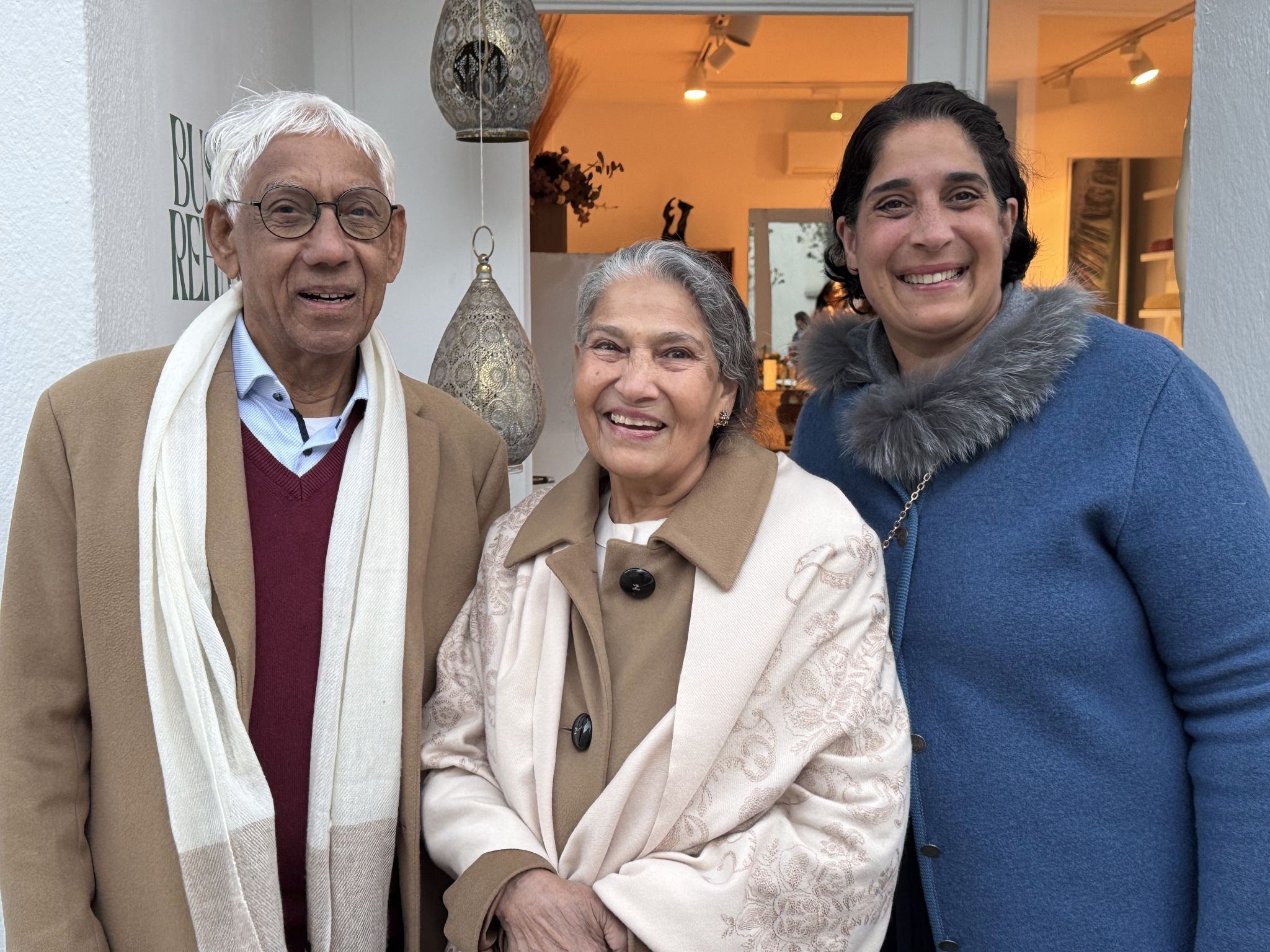 Die Eltern Semmi und Abaid Rehman mit Amina Moosbrugger.