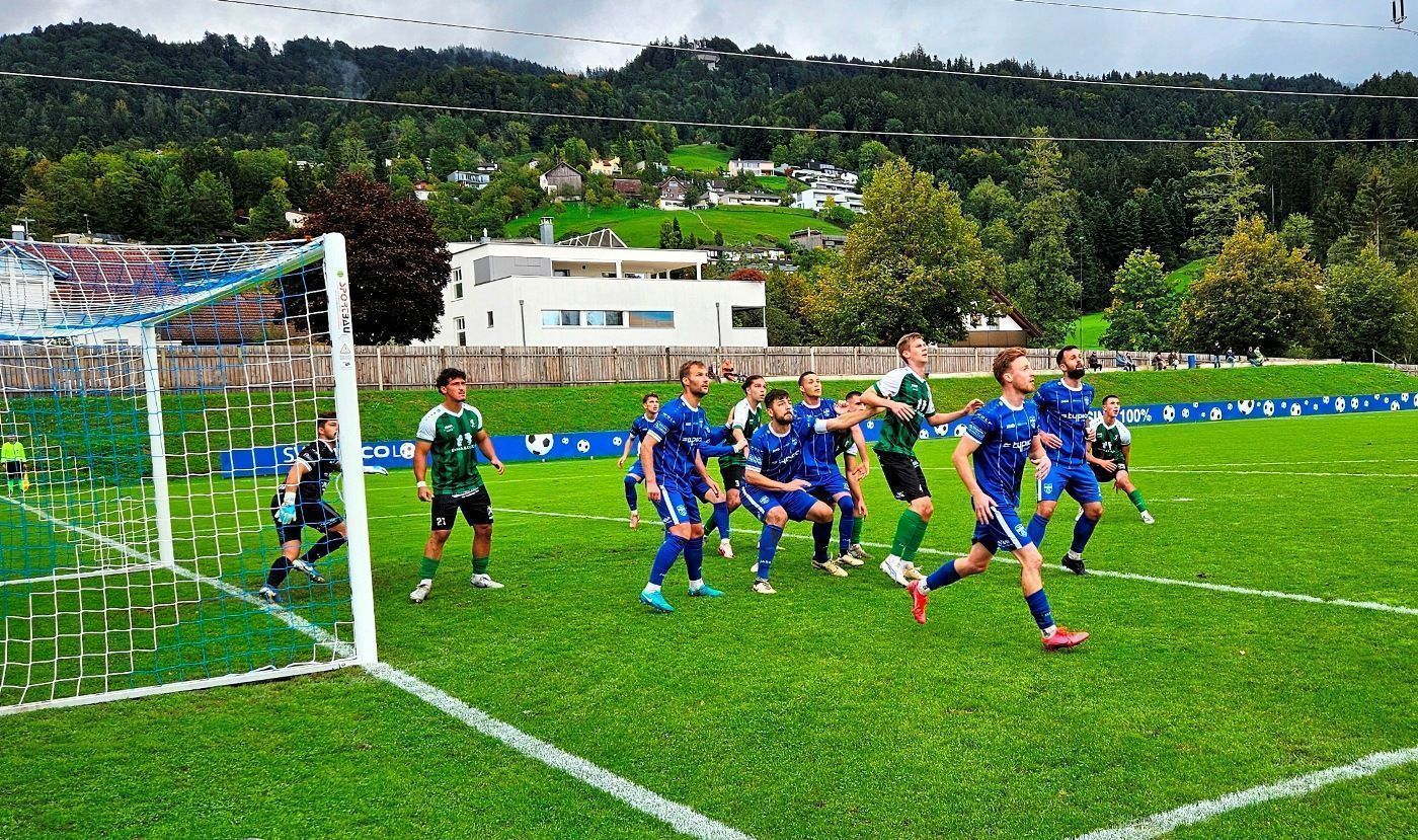 Dichtes Gedränge beim Eckball vor dem Lochauer Tor mit dem bewährten Tormann Sandro Eichhübl.