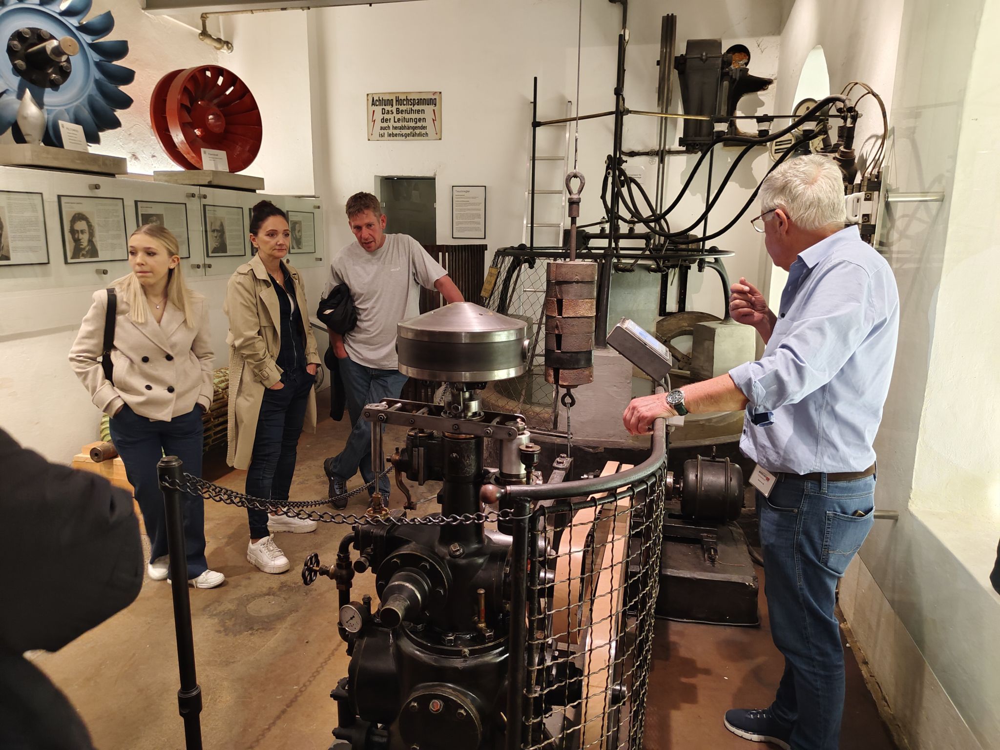 Präsident Manfred Morscher erklärte die Geschichte der Elektrizität und der Francis-Turbine in Frastanz.