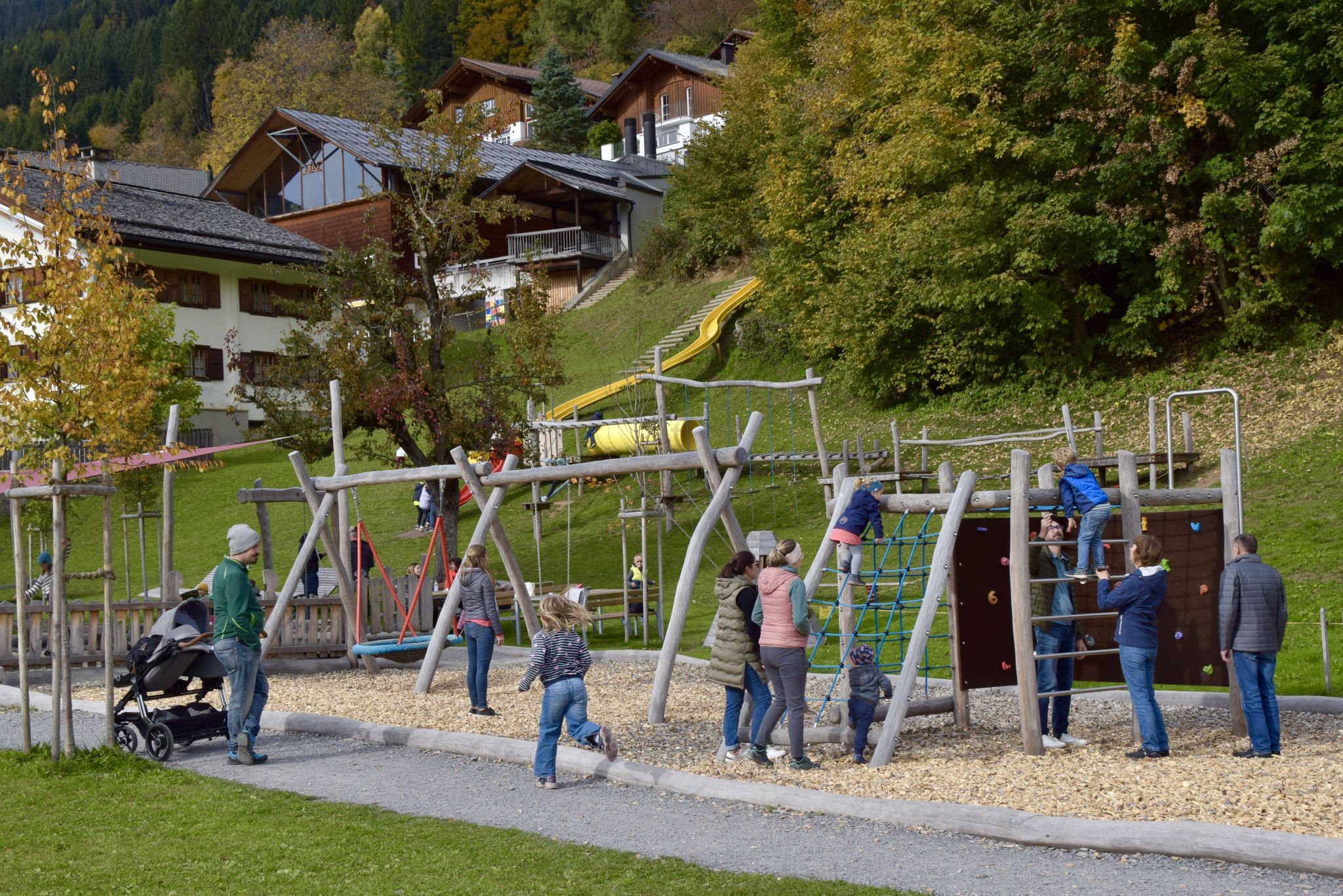 Viel los war am neuen Generationen- und Spielplatz anlässlich dessen Eröffnung und Segnung.