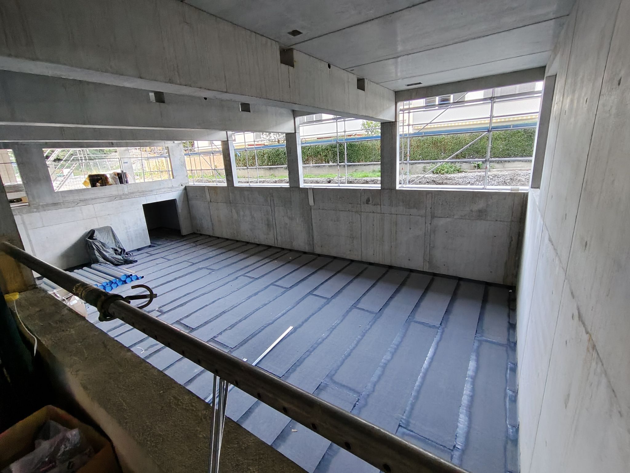 Im Eingangsbereich fällt der Blick auf die neue Kleinsportturnhalle. 