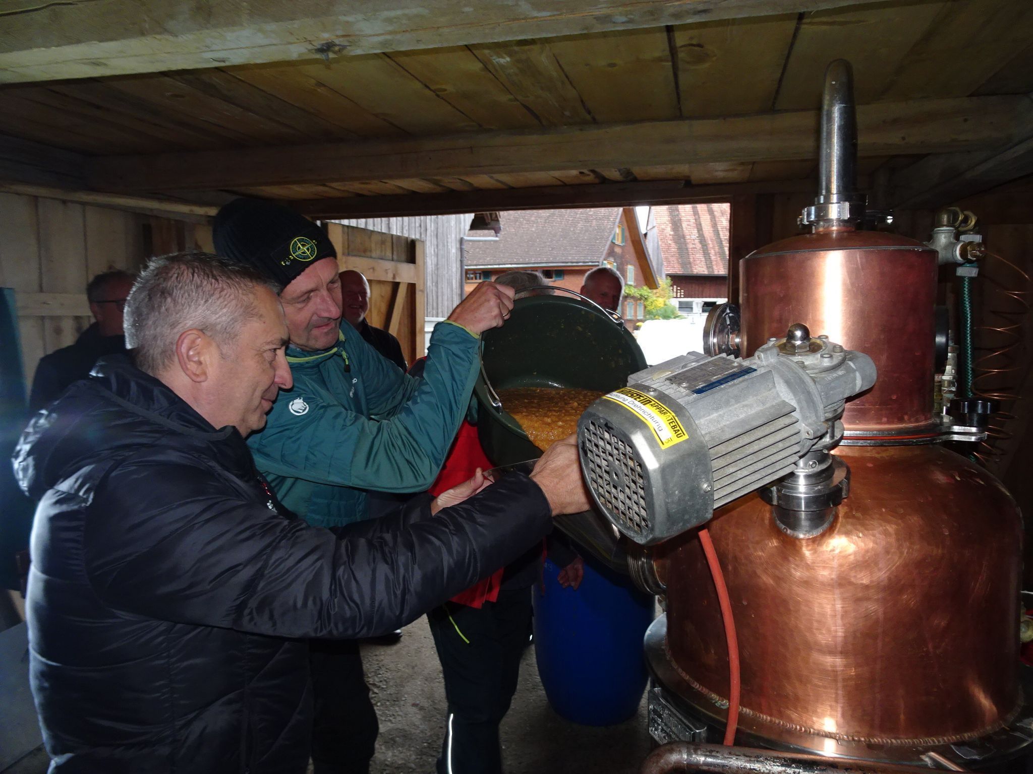 Der große Moment, als die Maische eingefüllt wird.