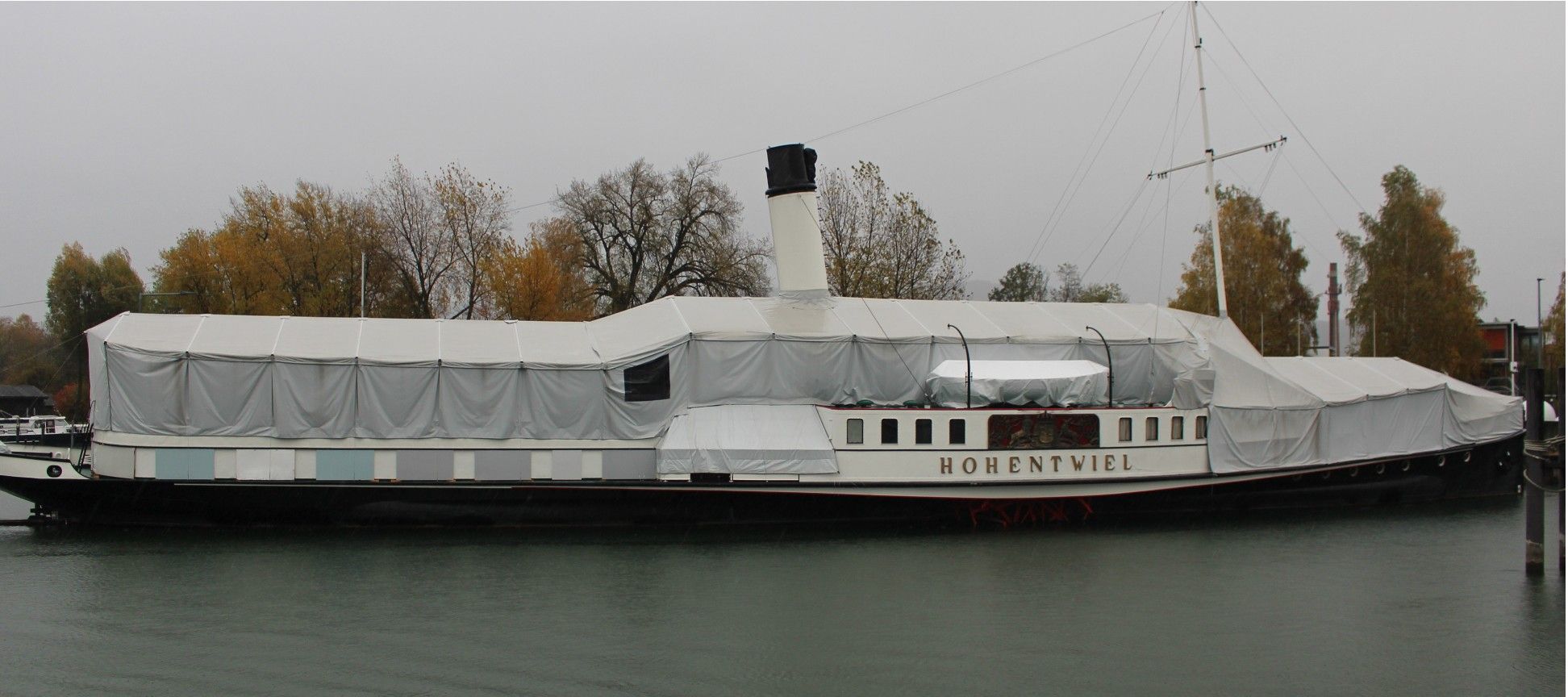 Während die winterfeste Oesterreich das Jahr 2025 mit Fahrten buchstäblich bis zur letzten Sekunde auskosten lässt, hat für den Dampfer Hohentwiel ein gut fünfmonatiger Winterschlaf begonnen.