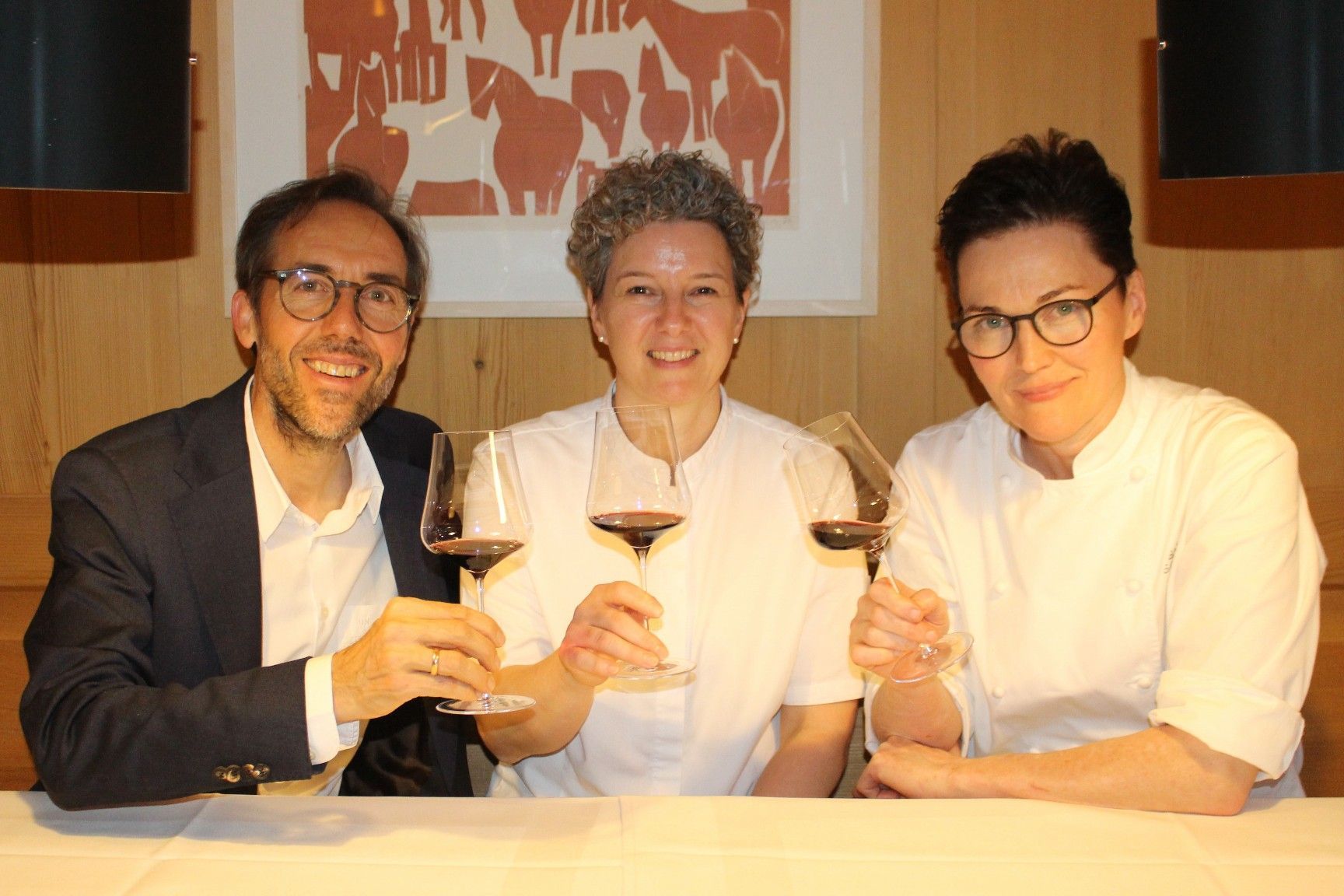 Helene Nußbaumer drückte einst mit Sigi Schelling gemeinsam die Schulbank, jetzt durfte sie mit der Stern-Köchin und ihrem Gatten Dietmar auf ein gelungenes Gourmet-Erlebnis anstoßen.