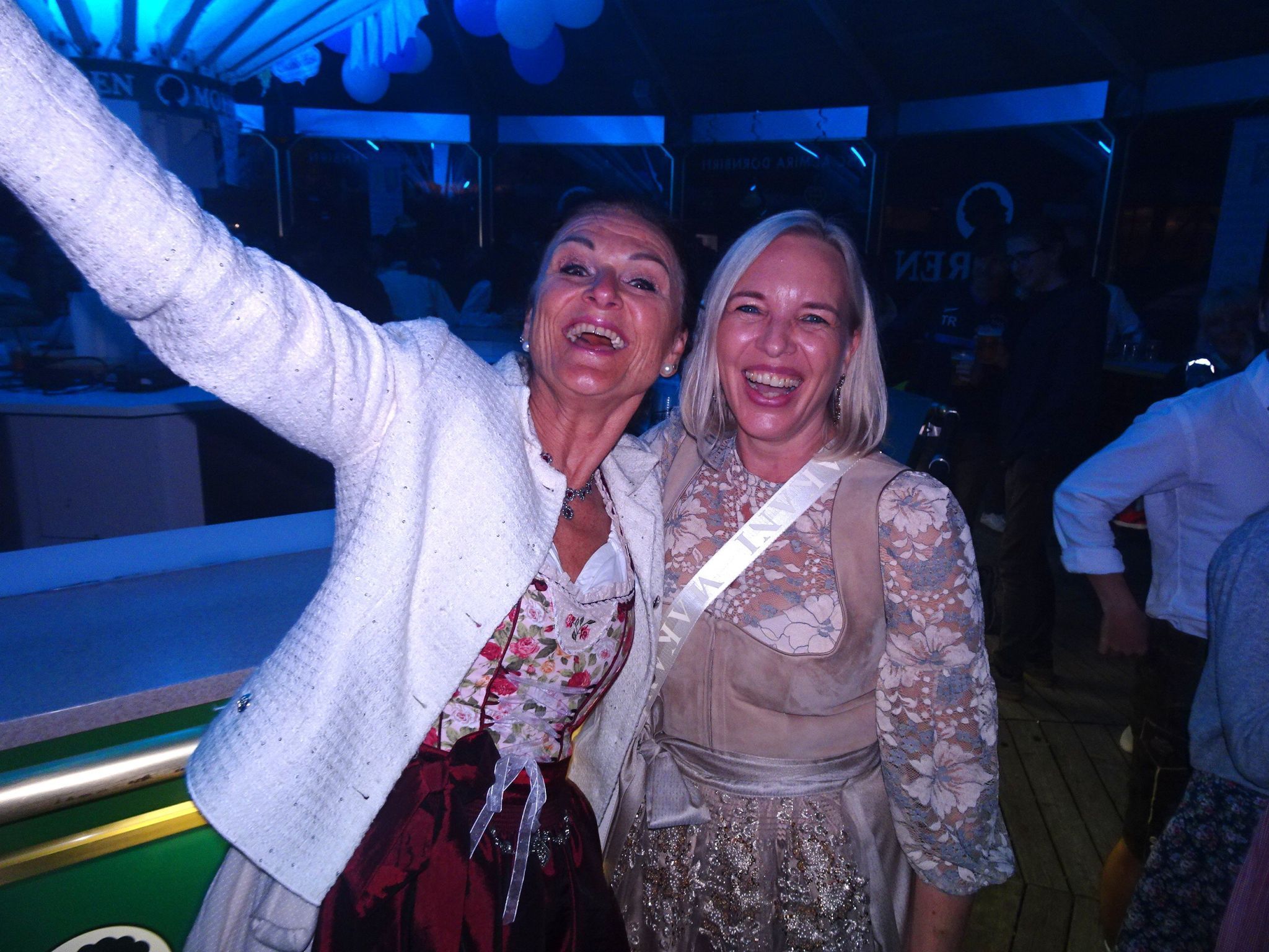 Uschi und Andrea ließen sich das Oktoberfest der Admiraner nicht entgehen. 