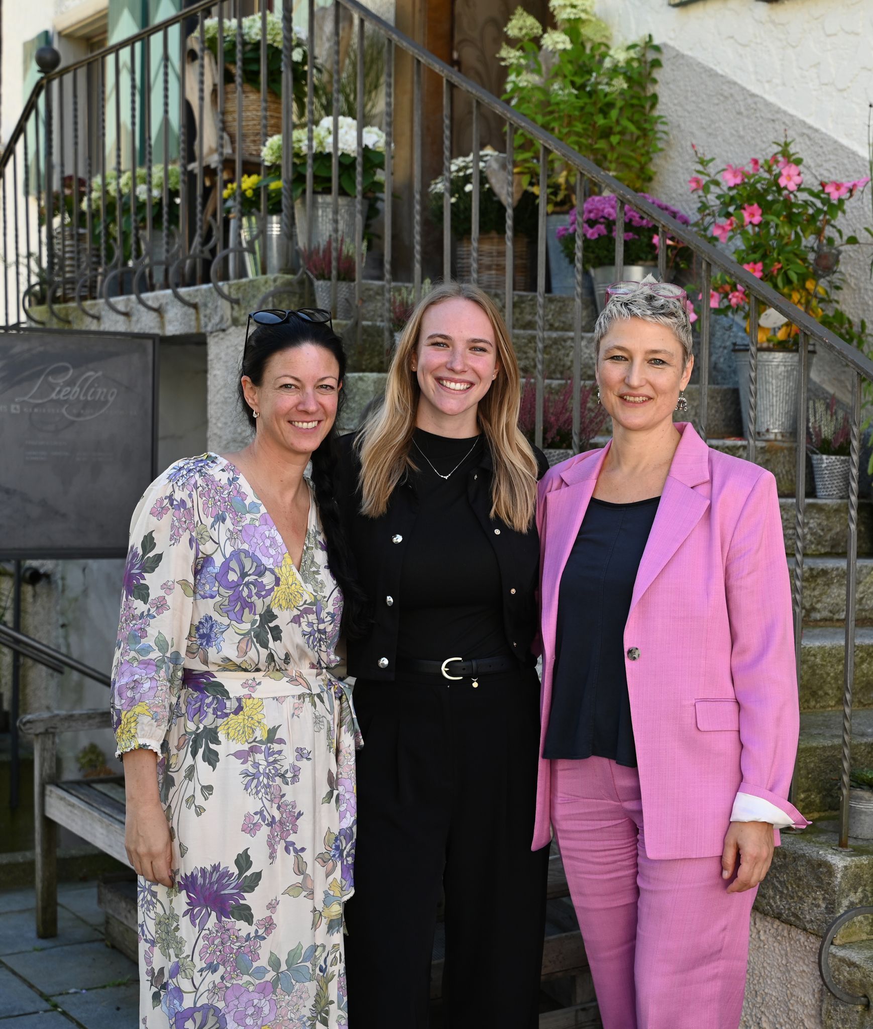 Direktorin Okhowat-Lehner, Europameisterin Elena Mathis und Ellen Nenning (Gams zu zweit).