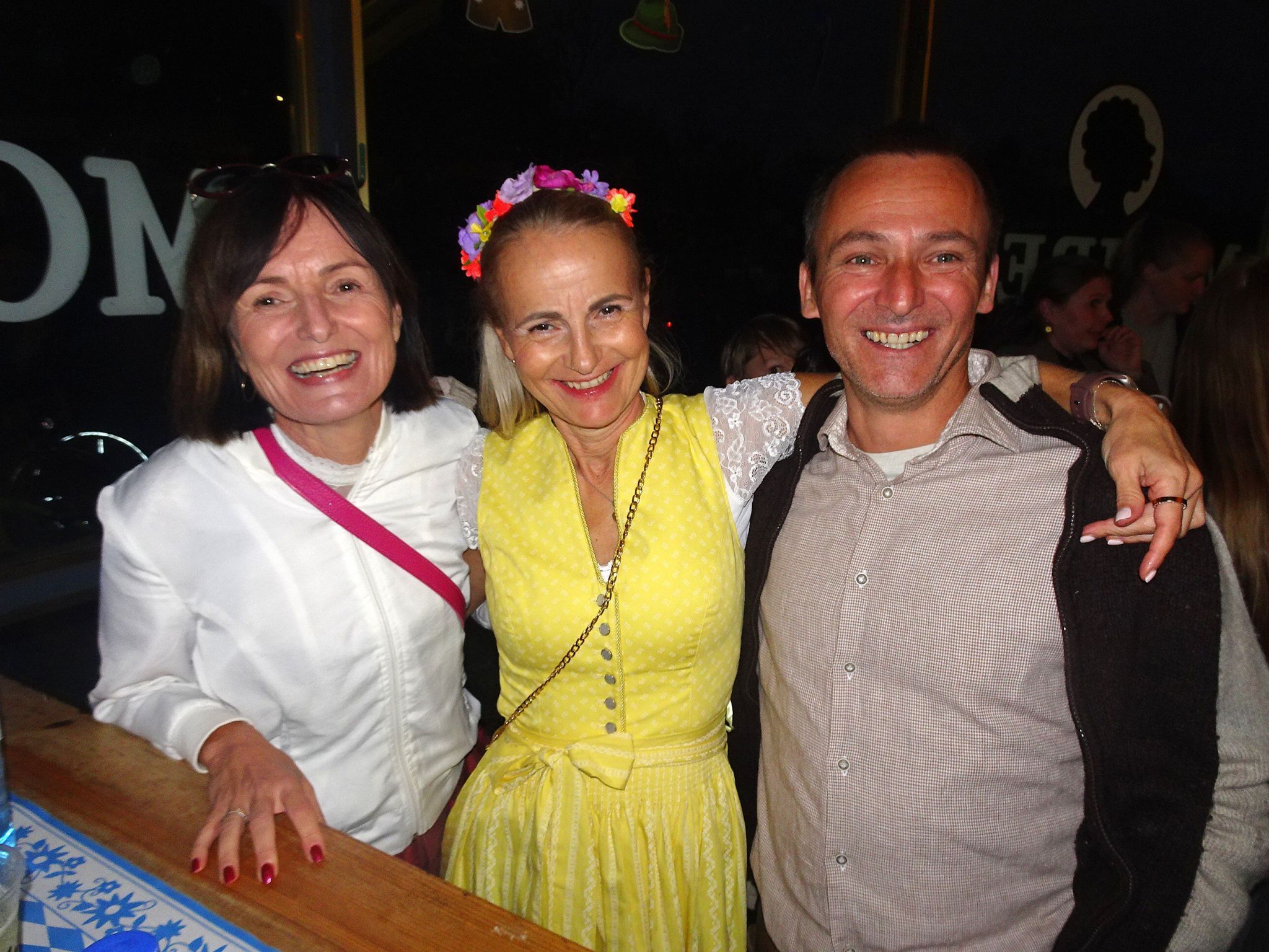 Moni, Lisi und Bernd schunkelten zu Wiesn-Hits und Partymusik durch die Nacht. 