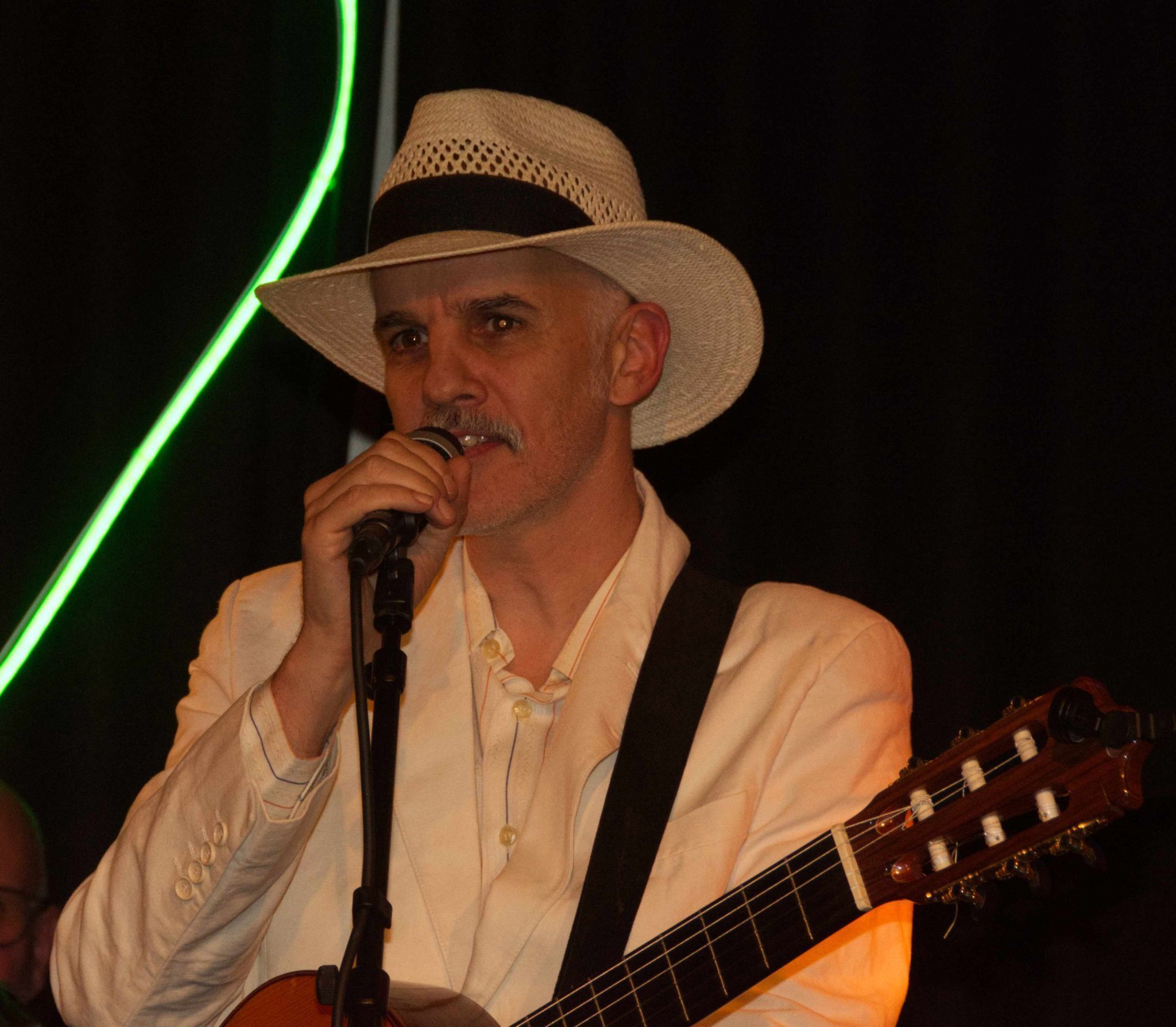 Bernhard Widerin (Latino-Wolfurter, Gesang, Gitarre)