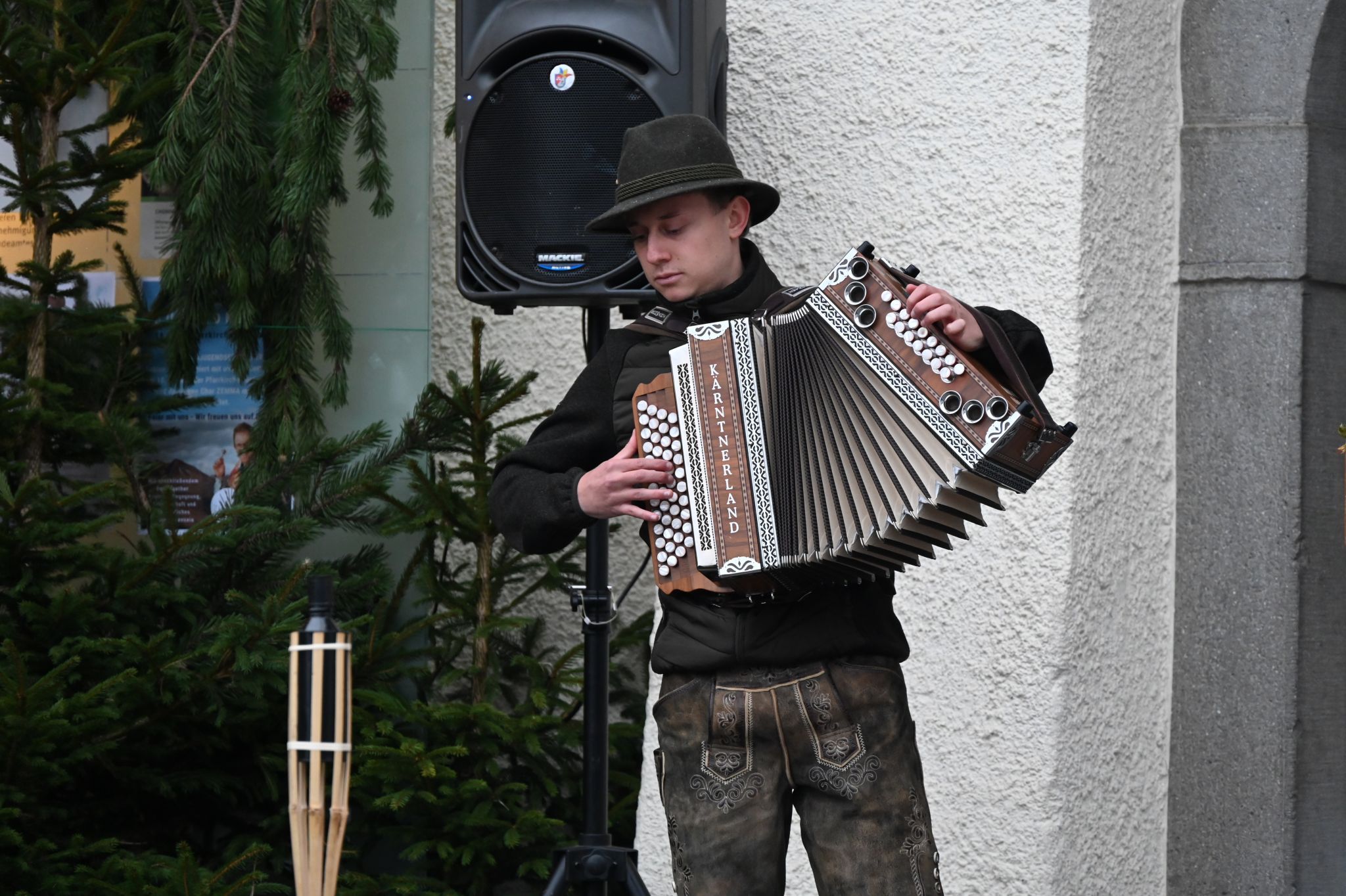 Manuel spielte bei der Hubertusandacht mit der Handorgel.