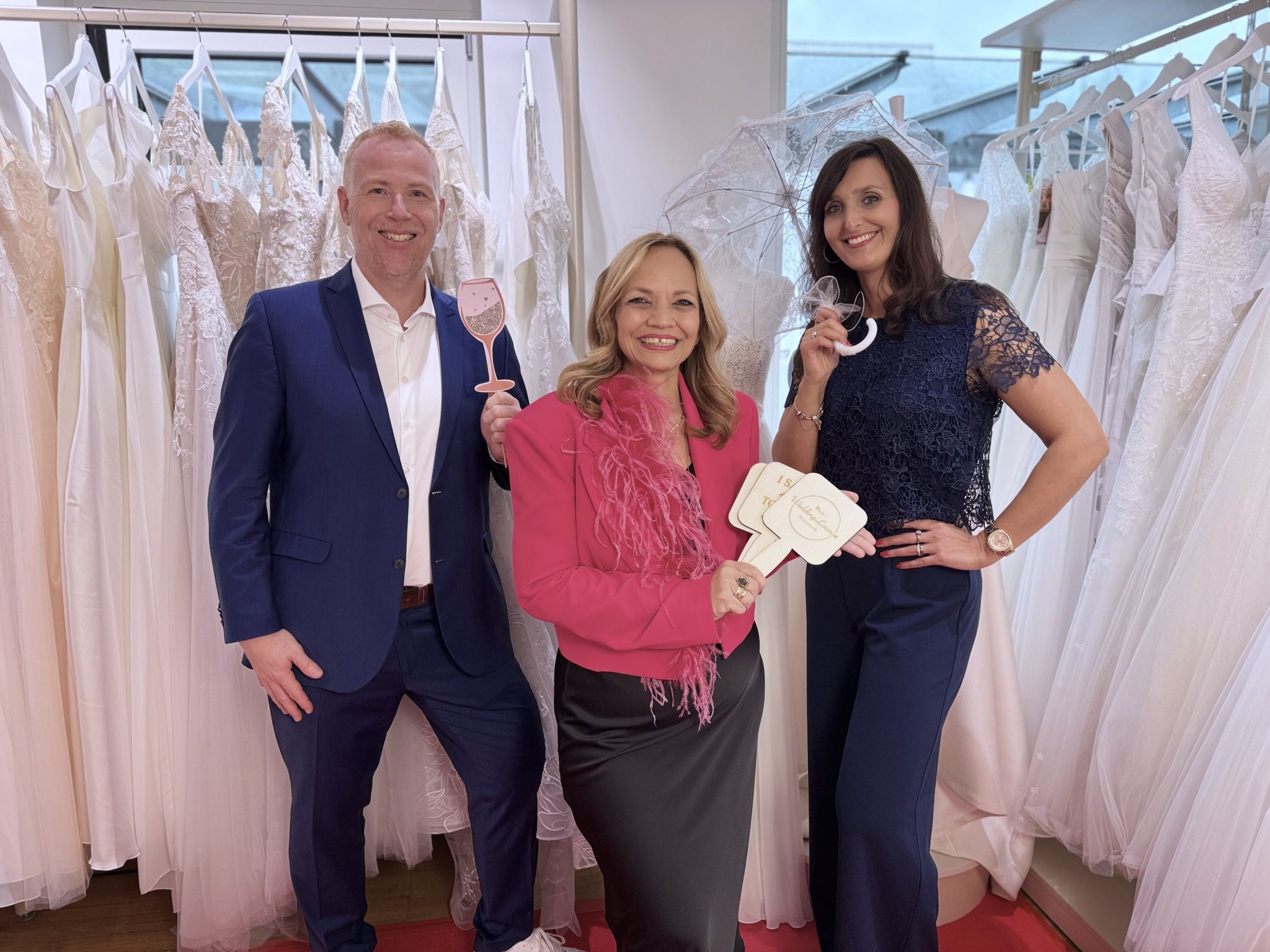 Monja und Alexander Allgäuer mit Nicole Grüneis-Balnozan bei der feierlichen Eröffnung der Wedding Lounge.