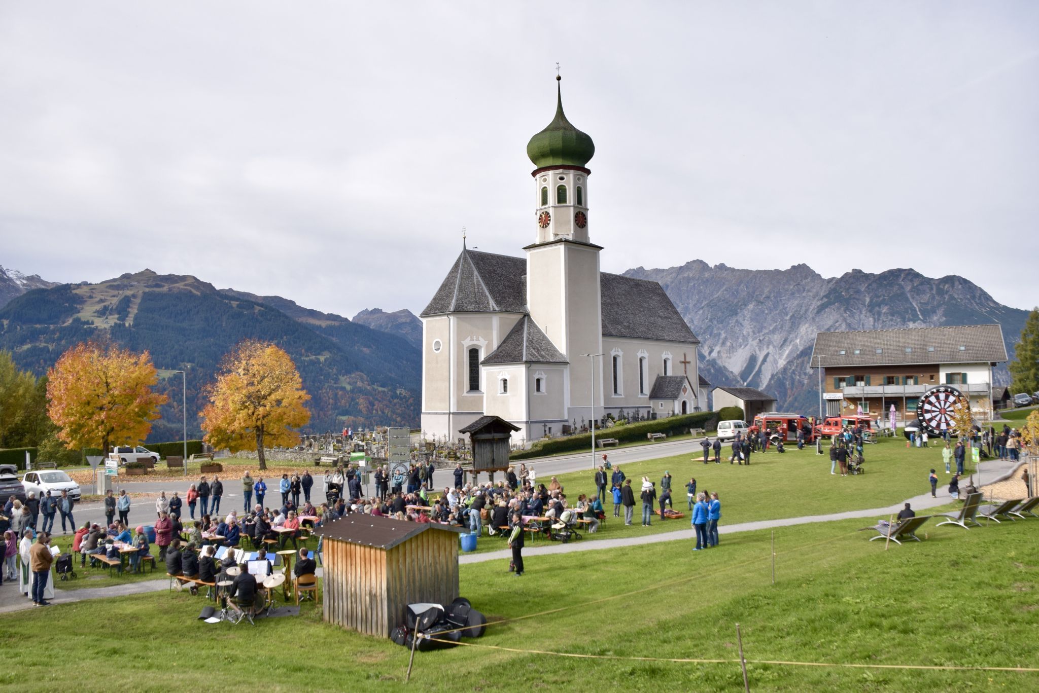 Eröffnet wurde die Segnung des neuen Generationen- und Spielplatzes „Of am Widum“ am Bartholomäberg mit einem Festgottesdienst in der barocken Pfarrkirche Bartholomäberg.