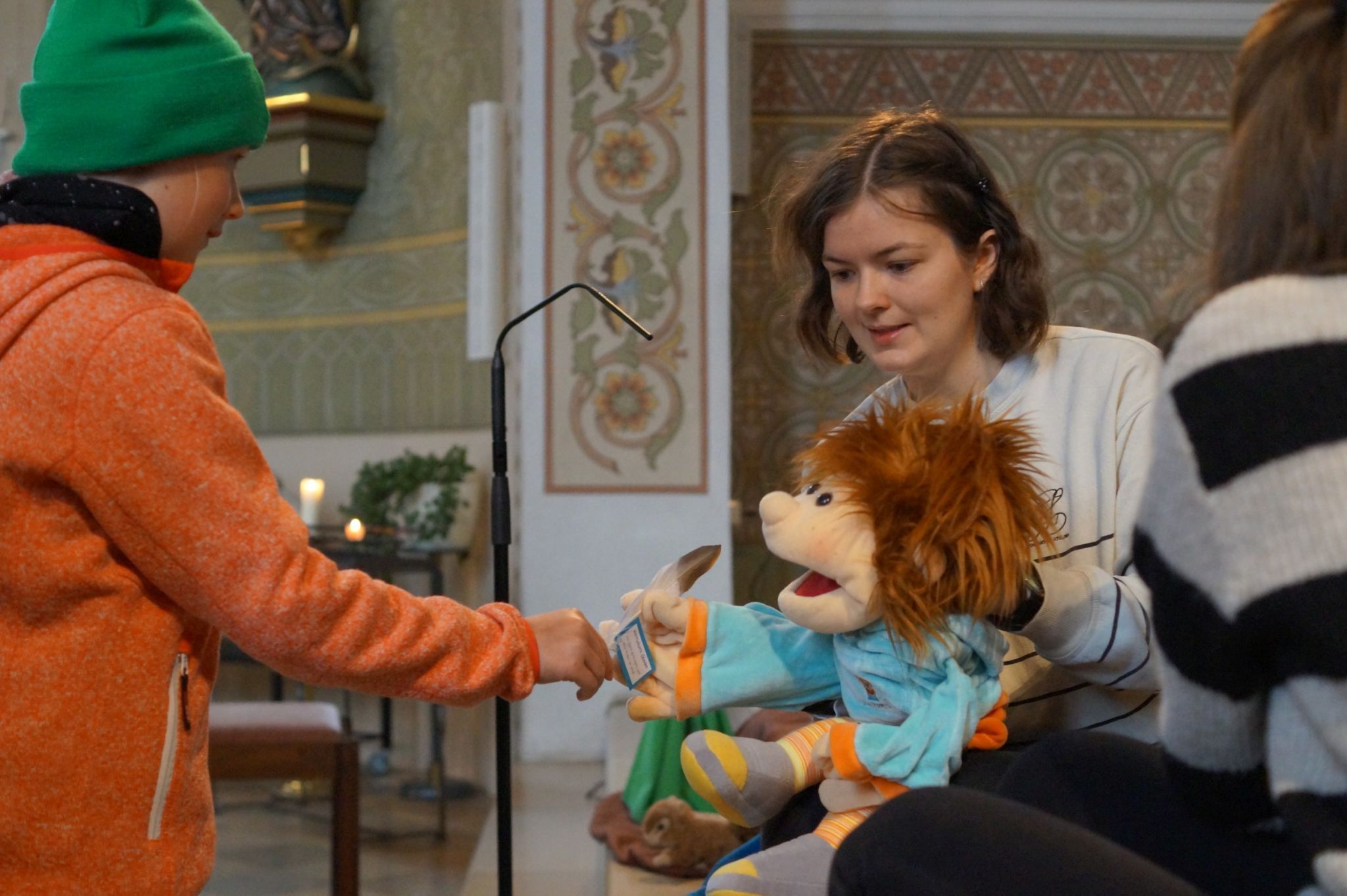 Elisa Vögel vom Pfarrteam begeisterte die Kinder mit ihrer Handpuppe