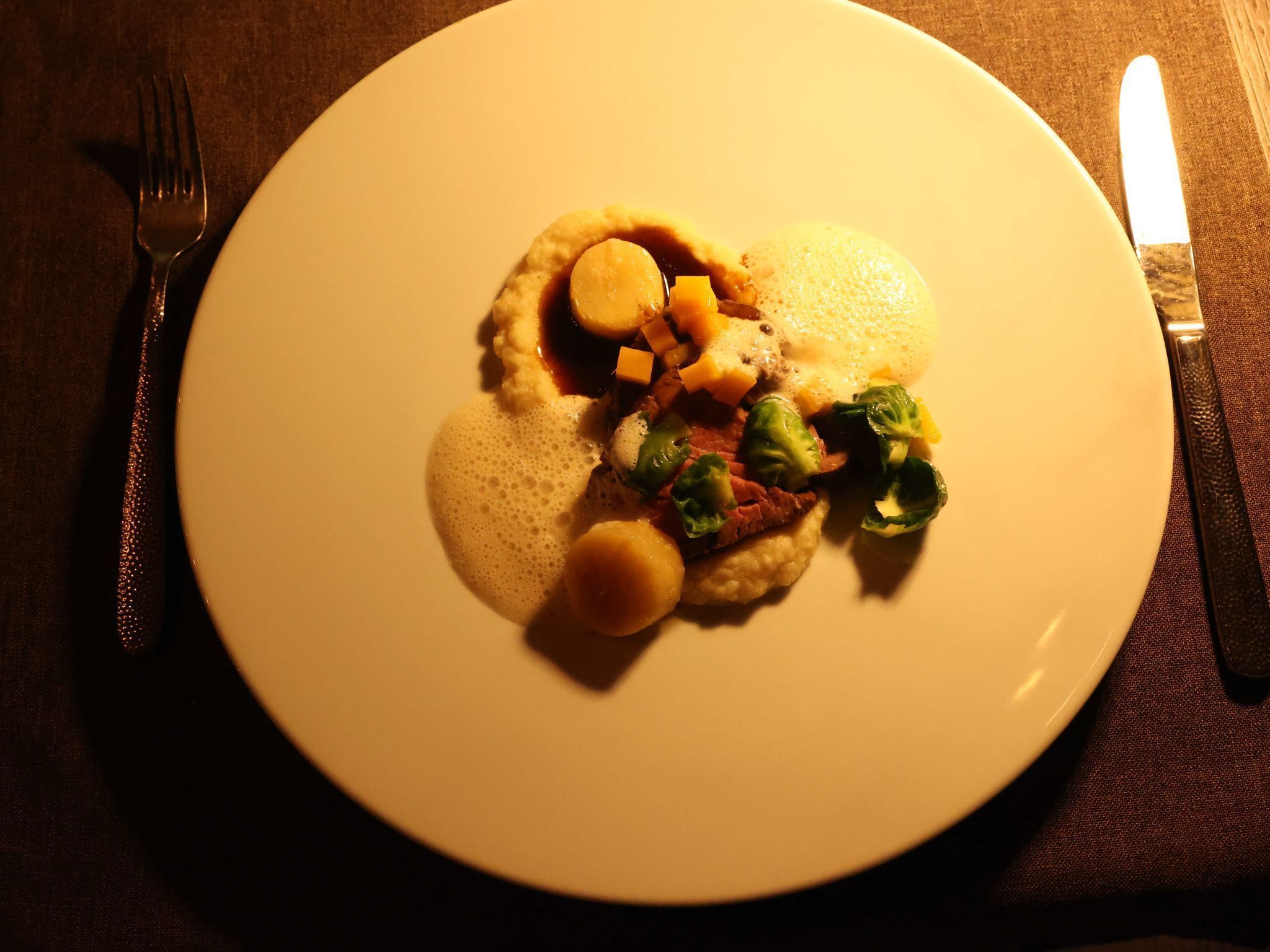 Vom Rind: Rosa gebratenes Filet & Schulter an Krenschaum mit Sellerie und Rosenkohl (