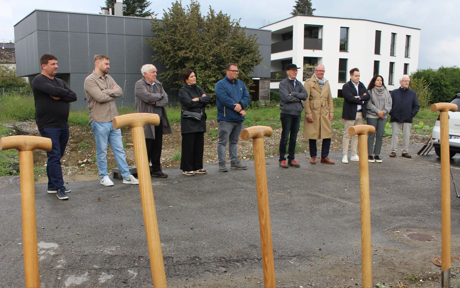 Symbolische Geschenke für die Nachbarn: „Mögen die Olivenbaum-Setzlinge wachsen, wie das gedeihliche Zusammenleben zwischen alten und neuen Bewohnern im Klosterquartier“, so Projektentwickler Alexander Stuchly.