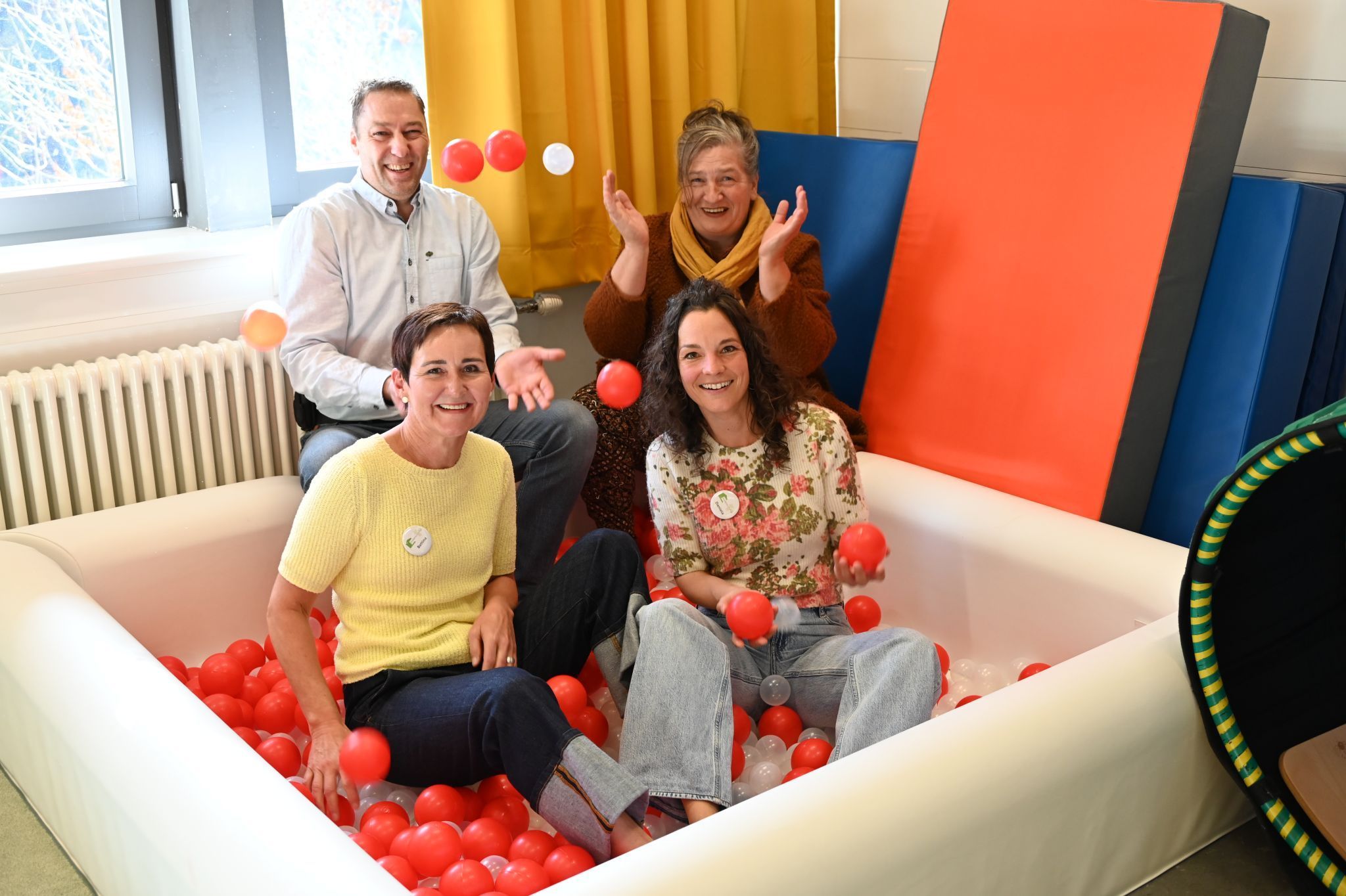 Bgm. Martin Burtscher und Ortsvorsteherin Claudia Margreitter freuen sich mit den Leiterinnen Bettina Nessler und Daniela Würbel.