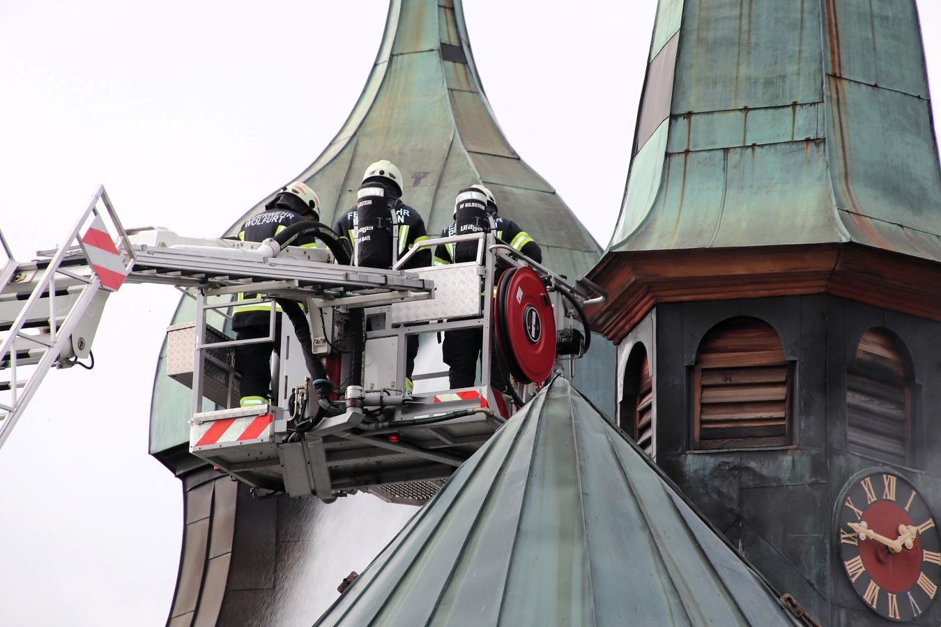 Die OF Wolfurt holte die Eingeschlossenen per Steiger aus dem brennenden Turm.
