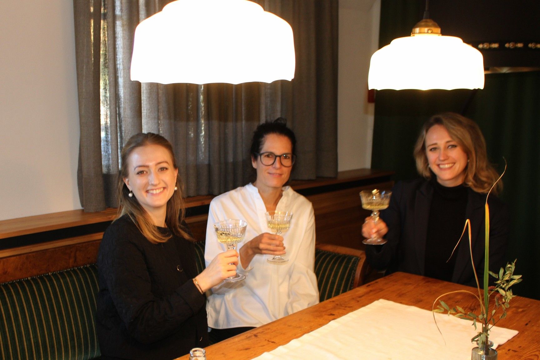 Ehrensache, dass auch Geschäftsführerin Conny Kriegner mit ihrem Bregenzerwald-Tourismus-Team im OXA ihre Aufwartung machte, um dem neuen Gastronomen-Duo zu gratulieren.
