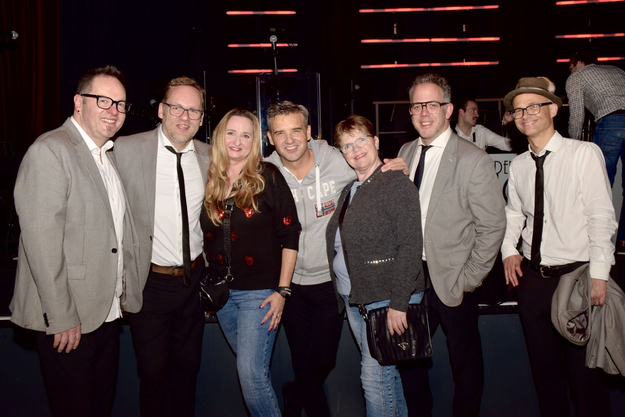 „The Monroes“ mit ihren Fans Melanie Schoch und Elisabeth Eschemann.