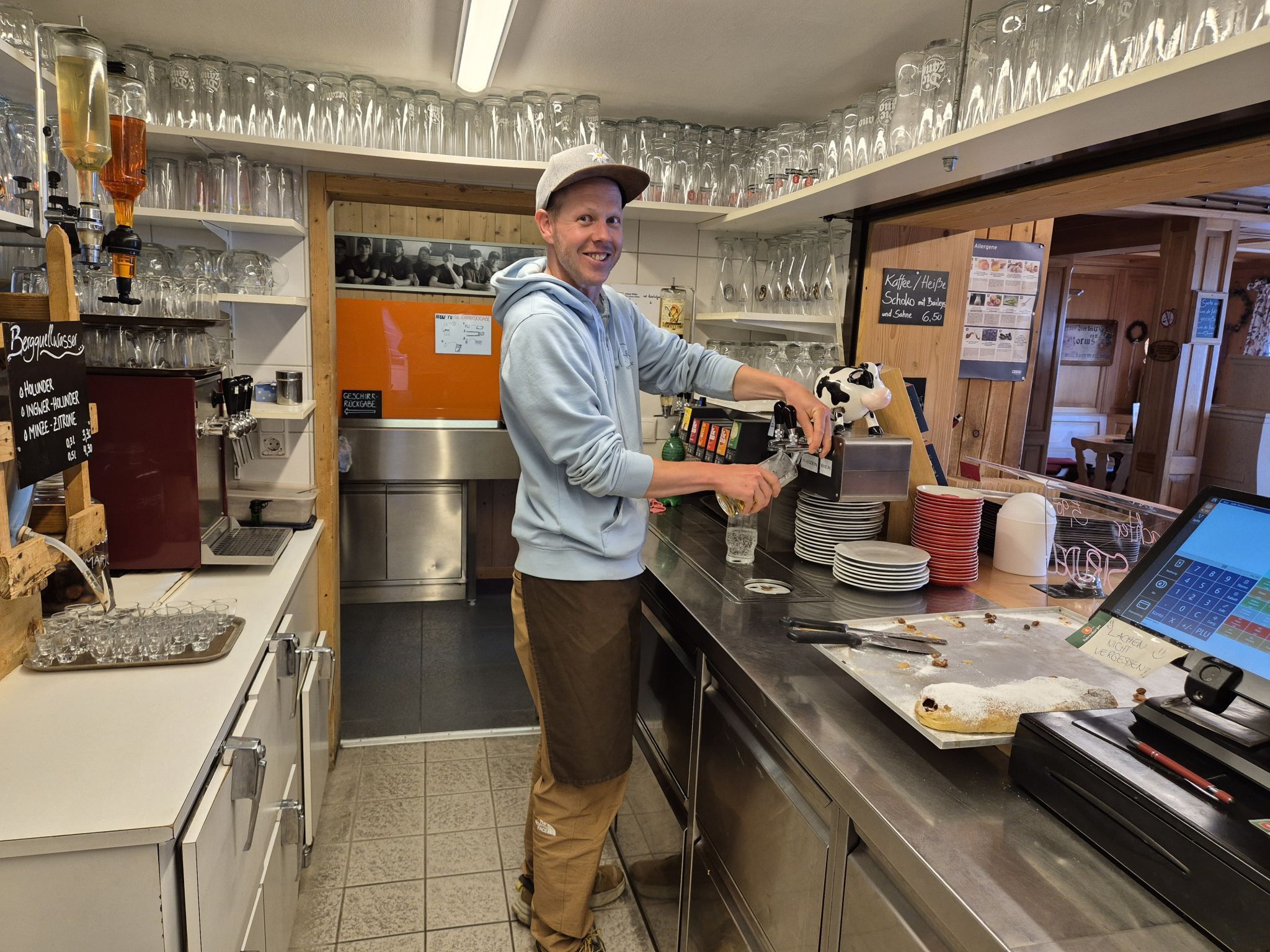 Hüttenwirt Hendrik bei der Arbeit: Mit einem Lächeln werden die Wünsche der Gäste erfüllt.