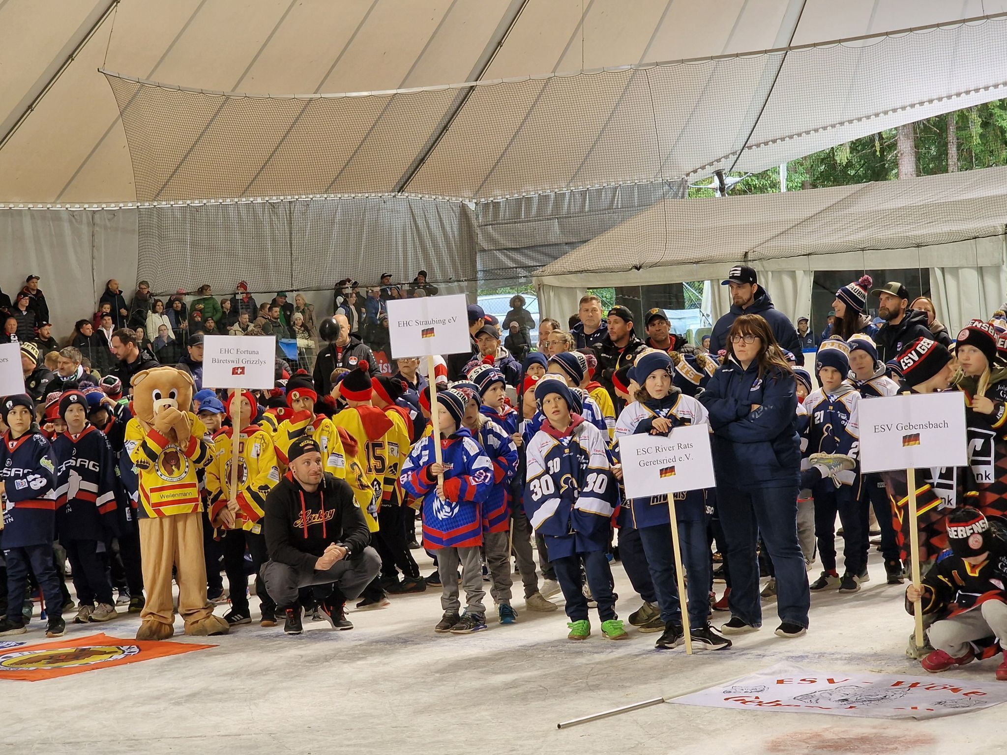 Impressionen vom erfolgreichen 21. internationalen U10 Eishockeyturnier. (Bildergalerie)