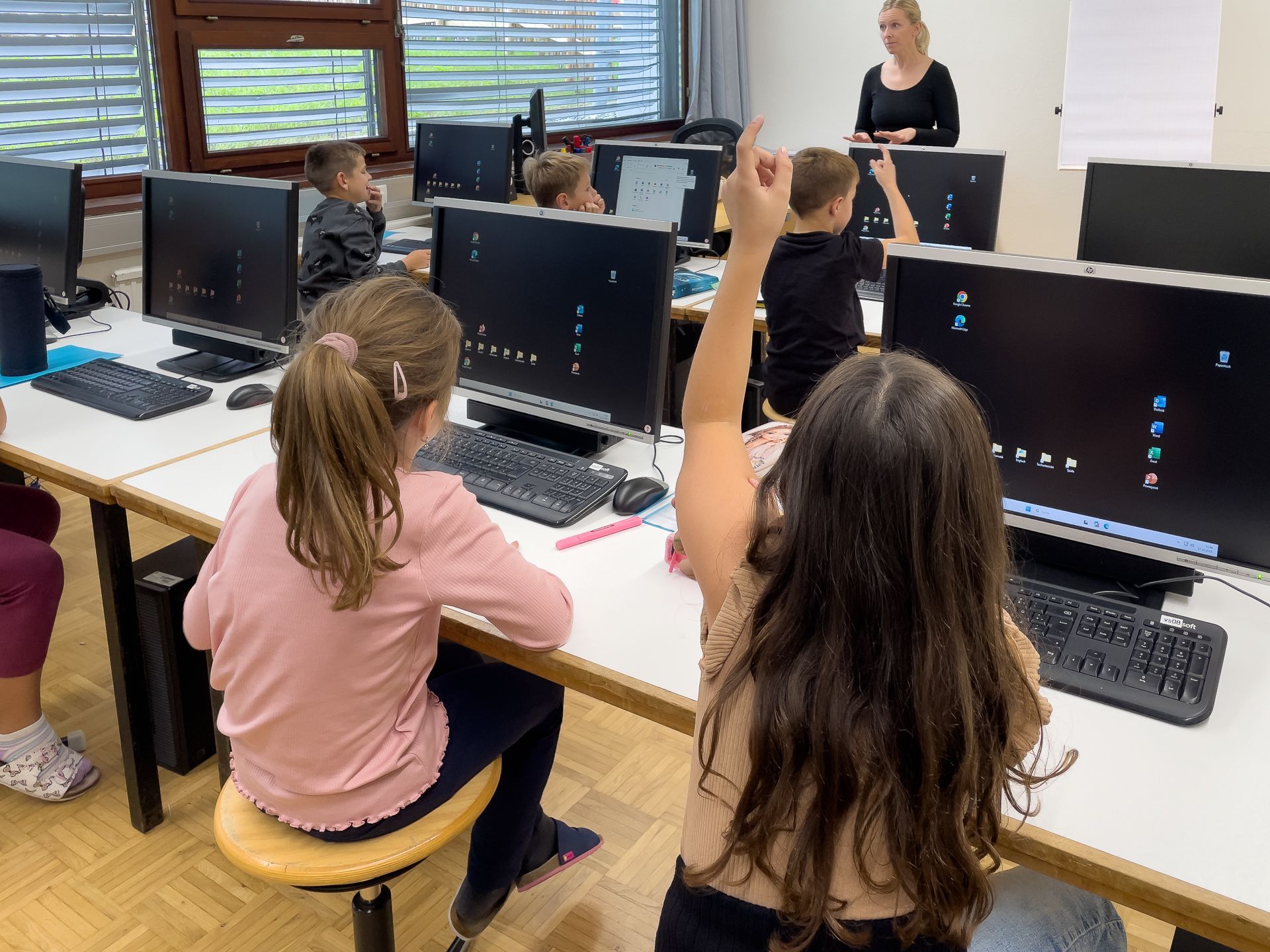 Volksschulkinder sind begeistert von den neuen Computern.
