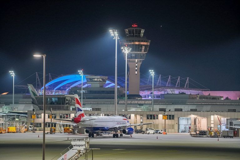 ABD0055_20251004 – MNCHEN – DEUTSCHLAND: dpatopbilder – 04.10.2025, Bayern, Mnchen: Ein Flugzeug der Airline British Airways steht nach mglichen Drohnensichtungen am Flughafen Mnchen. Der Flughafen Mnchen hat am Abend wegen mglicher neuer Drohnen-Sichtungen wieder den Betrieb eingestellt. Foto: Enrique Kaczor/onw-images/dpa +++ dpa-Bildfunk +++. – FOTO: APA/onw-images/Enrique Kaczor