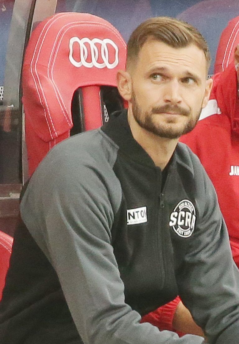 ABD0089_20241019 – SALZBURG –
STERREICH: Chef-Trainer Fabio Ingolitsch (Cashpoint SCR Altach) whrend der Admiral Bundesliga-Begegnung / 10. Runde zwischen Red Bull Salzburg und Cashpoint SCR Altach am Samstag, 19. Oktober 2024, in Salzburg. – FOTO: APA/KRUGFOTO