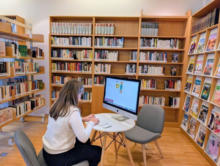 Amelie Müller schreibt in der Schule_quer.jpg