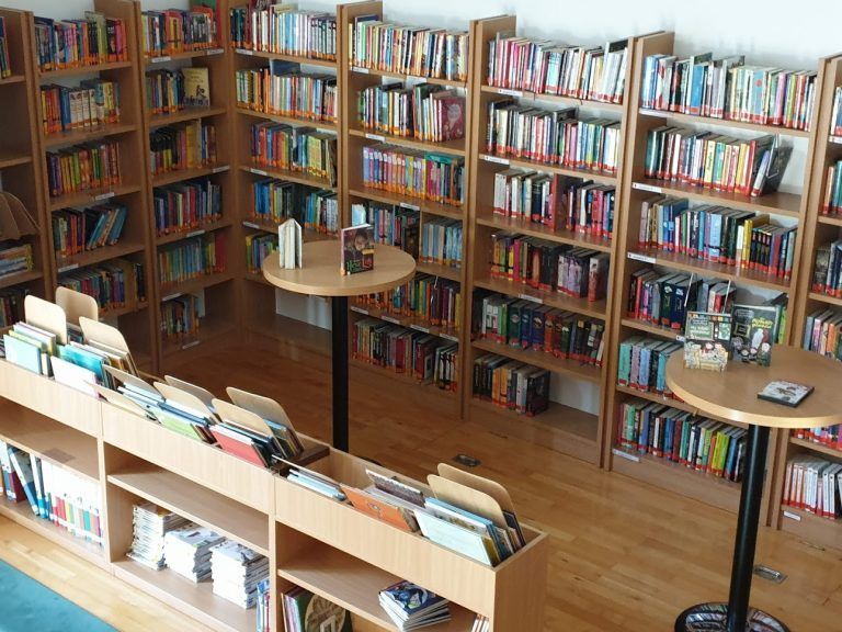 Bibliothek_Stehtische.jpg
