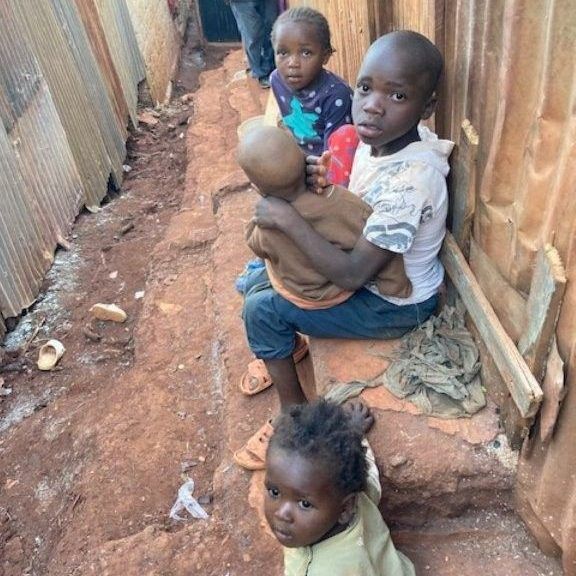 „Ich kenne jedes Kind beim Namen" - Wie Helmut den Ärmsten unter den Armen hilft